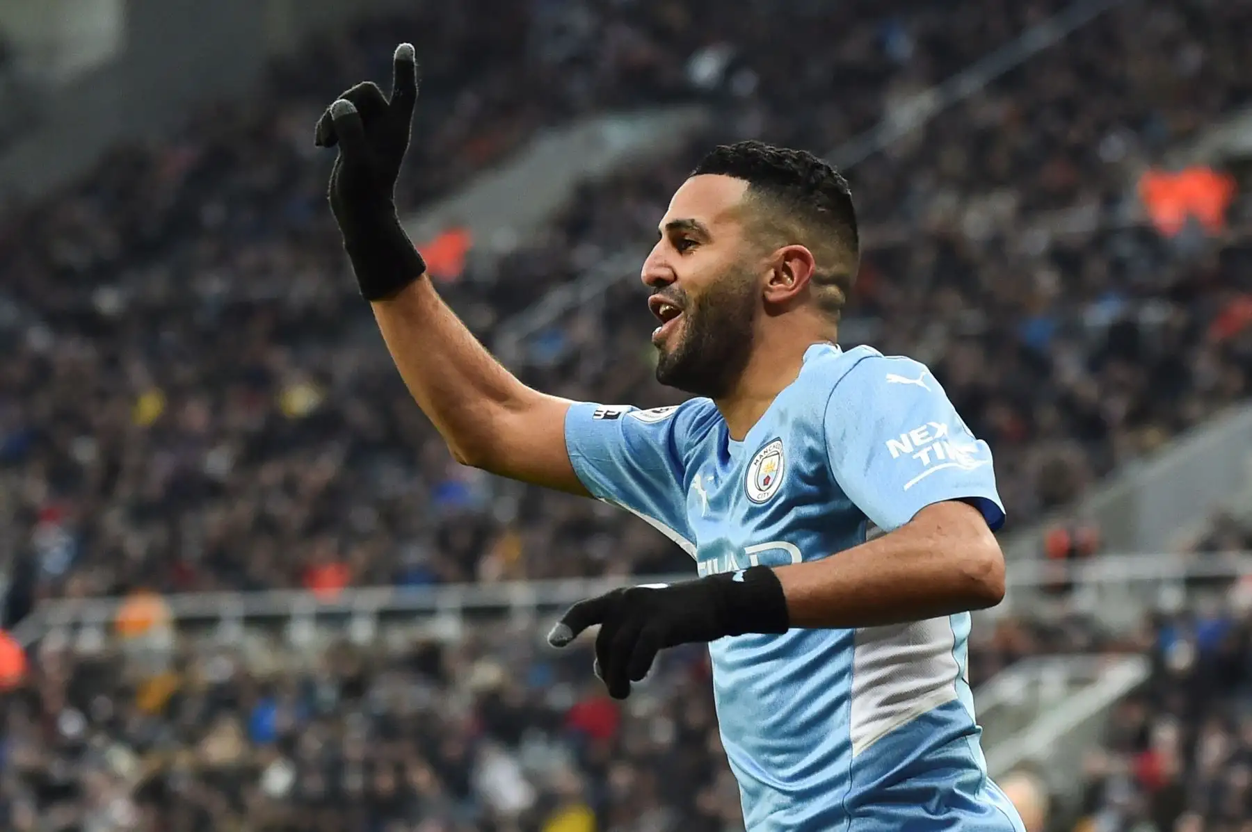 Riyad Mahrez del Manchester City celebra tras anotar el tercer gol de su equipo durante el partido de la Premier League. Foto: EFE