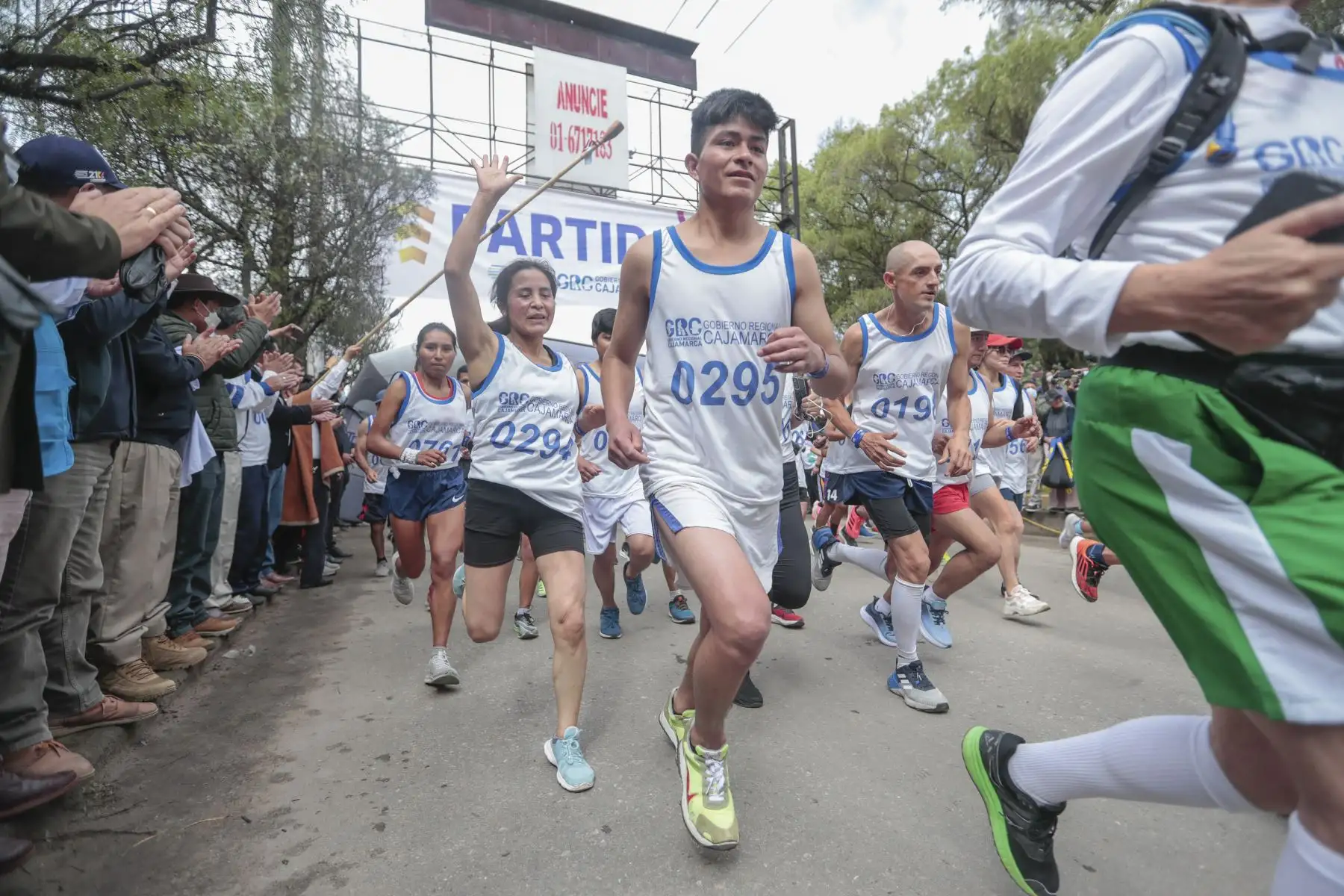 El presidente de la República, Pedro Castillo, dio inicio a la media maratón Bicentenario 21K que se desarrolla en el distrito de Baños del Inca, en la región Cajamarca. Foto: ANDINA/Prensa Presidencia