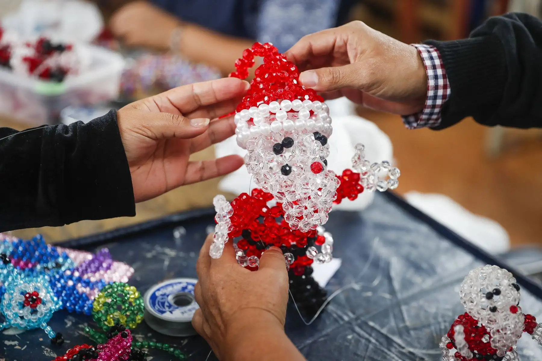Internas del Penal Santa Mónica elaboran sus trabajos con motivos navideños en su taller de manualidades. Foto: ANDINA/Renato Pajuelo