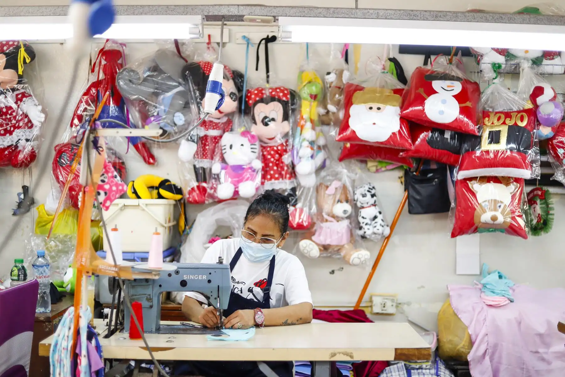 Internas del Penal Santa Mónica elaboran sus trabajos con motivos navideños en su taller de manualidades. Foto: ANDINA/Renato Pajuelo