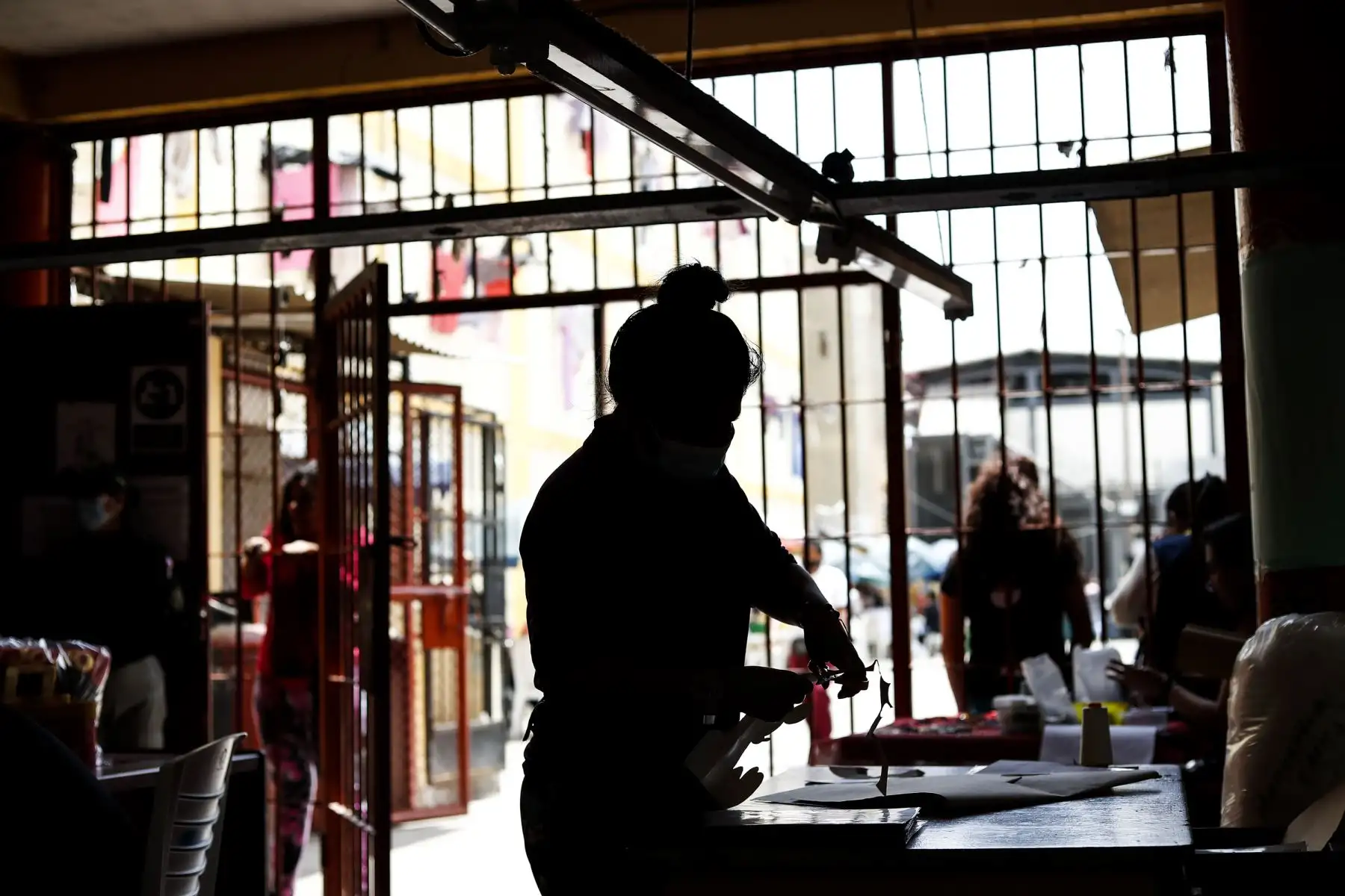 En los talleres productivos del Establecimiento Penitenciario de Mujeres de Chorrillos se preparan desde los tradicionales adornos navideños hasta su innovador postre ‘Morir soñando’. Foto: ANDINA/Renato Pajuelo