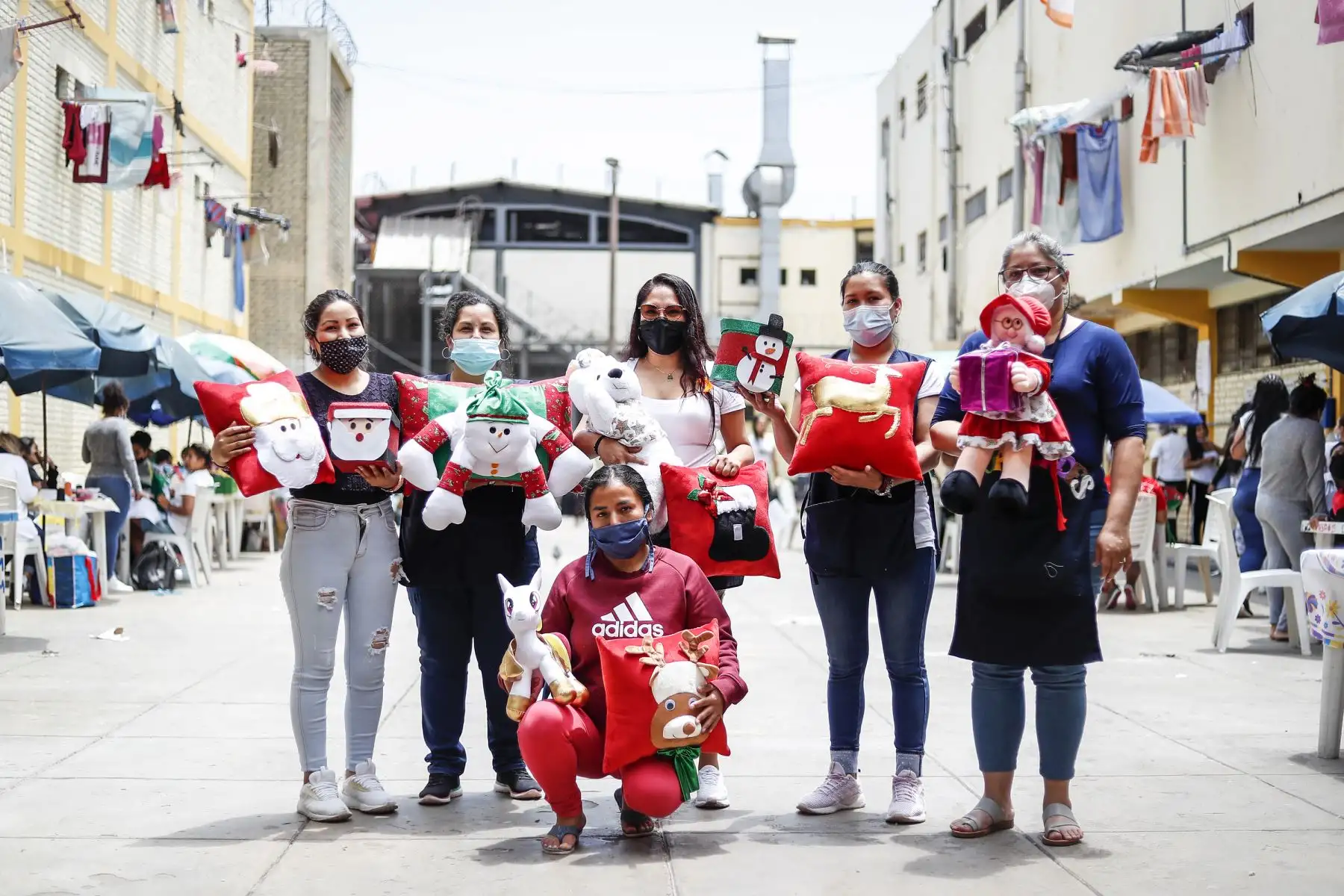 En los talleres productivos del Establecimiento Penitenciario de Mujeres de Chorrillos se preparan desde los tradicionales adornos navideños hasta su innovador postre ‘Morir soñando’. Foto: ANDINA/Renato Pajuelo