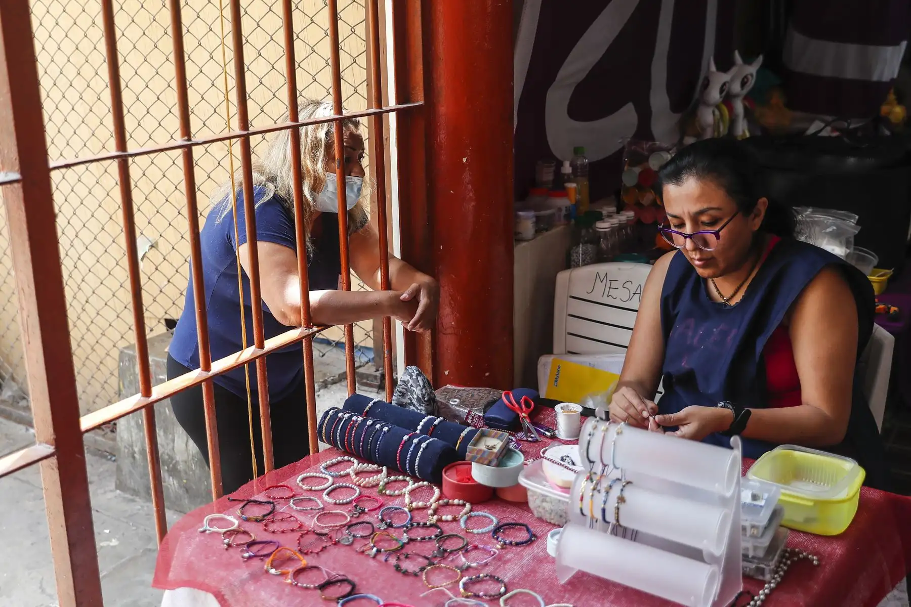 Internas del Penal Santa Mónica elaboran sus trabajos con motivos navideños en su taller de manualidades. Foto: ANDINA/Renato Pajuelo