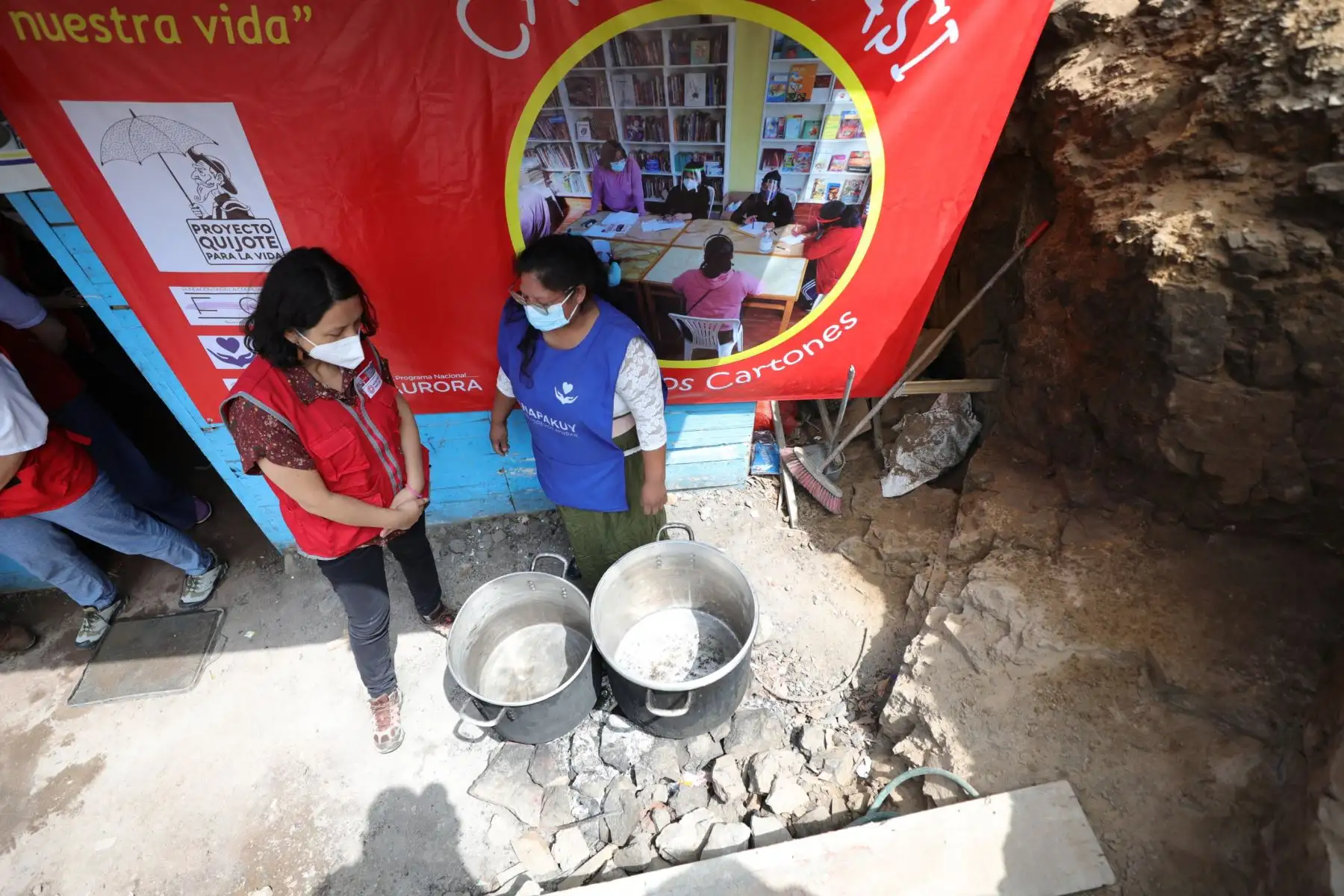 La ministra de la Mujer y Poblaciones Vulnerables, Anahí Durand, visitó esta mañana las instalaciones del proyecto social y cultural “Quijote para la Vida”, en el distrito de Puente Piedra. También dialogó con representantes de la olla común Yanapakuy Quijote e inauguración de biblioteca Cartonera "CartonWasi". Foto: ANDINA/MIMP