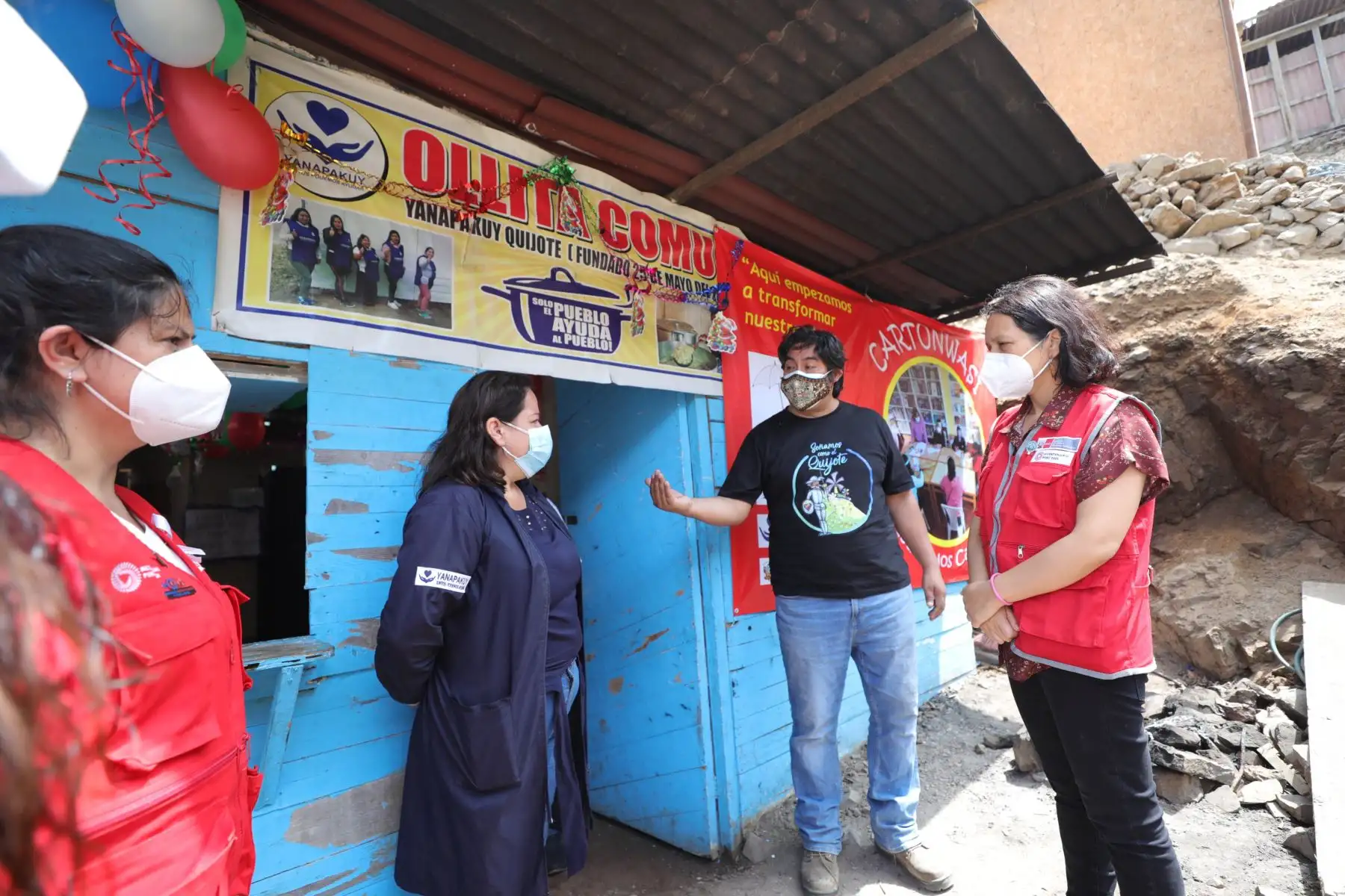 La ministra de la Mujer y Poblaciones Vulnerables, Anahí Durand, visitó esta mañana las instalaciones del proyecto social y cultural “Quijote para la Vida”, en el distrito de Puente Piedra. También dialogó con representantes de la olla común Yanapakuy Quijote e inauguración de biblioteca Cartonera "CartonWasi". Foto: ANDINA/MIMP