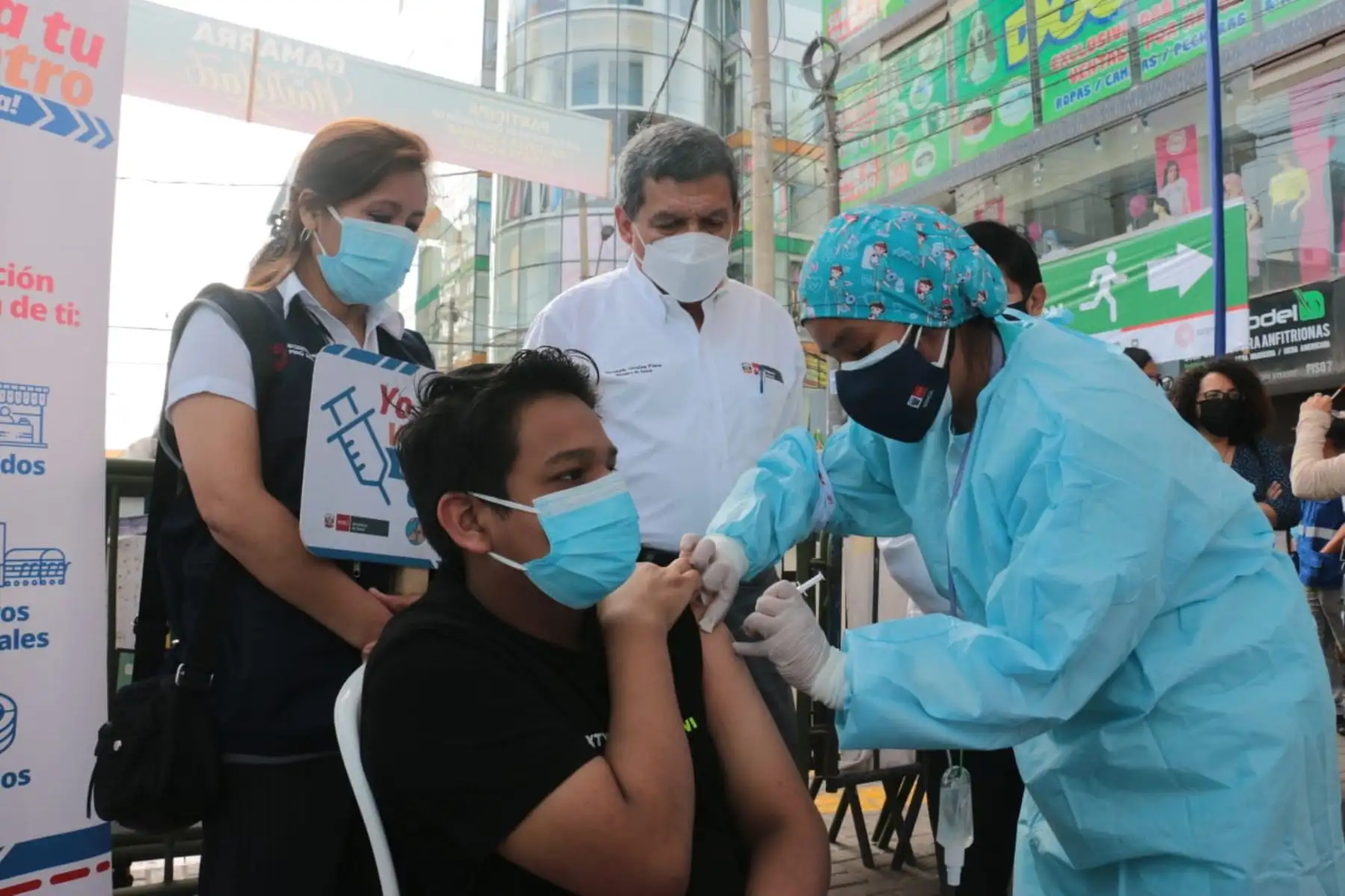 Las brigadas de salud se encuentran en el Parque Cánepa de Gamarra protegiendo a las personas de 12 años a más que acuden por su primera, segunda y dosis de refuerzo. Foto: Minsa