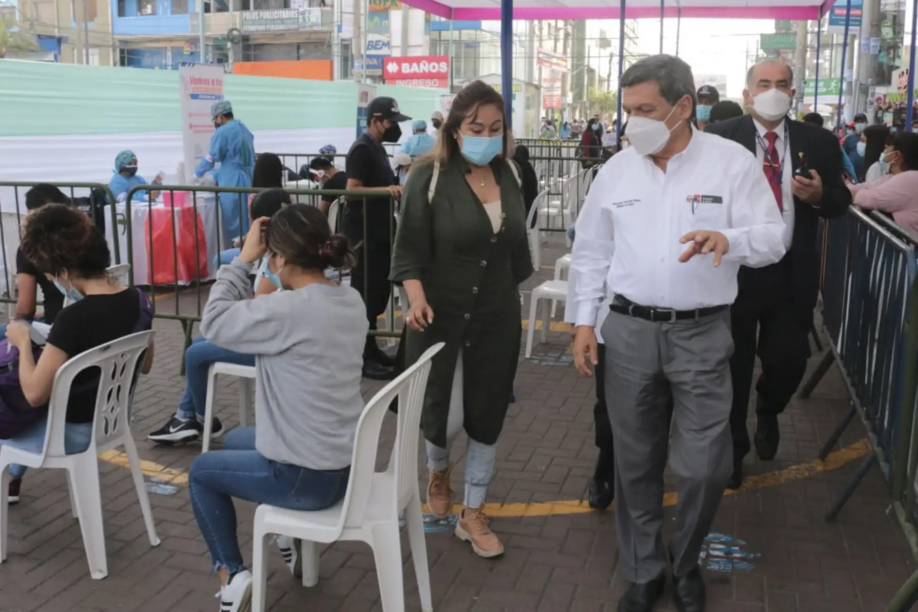 Las brigadas de salud se encuentran en el Parque Cánepa de Gamarra protegiendo a las personas de 12 años a más que acuden por su primera, segunda y dosis de refuerzo. Foto: Minsa