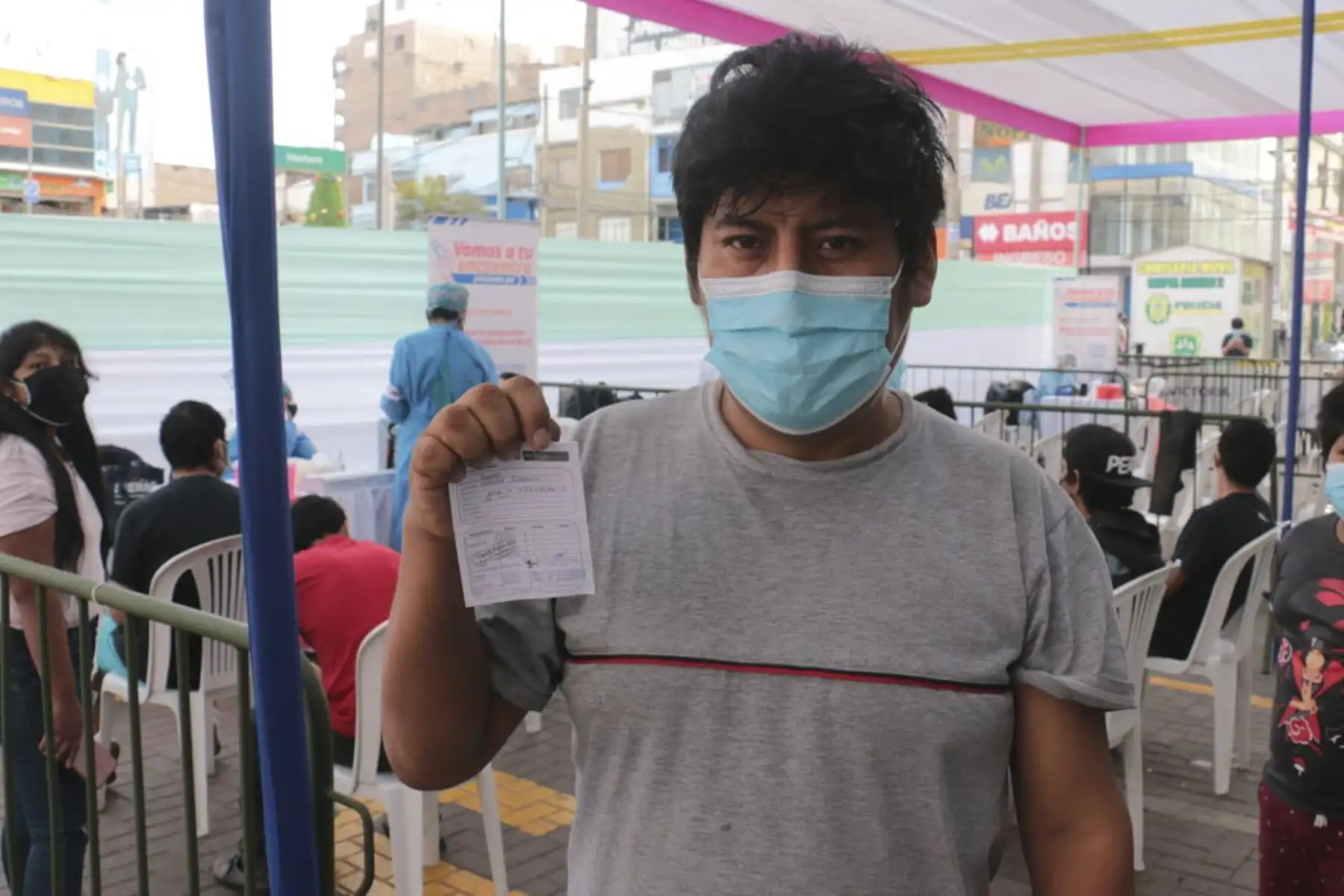 Las brigadas de salud se encuentran en el Parque Cánepa de Gamarra protegiendo a las personas de 12 años a más que acuden por su primera, segunda y dosis de refuerzo. Foto: Minsa