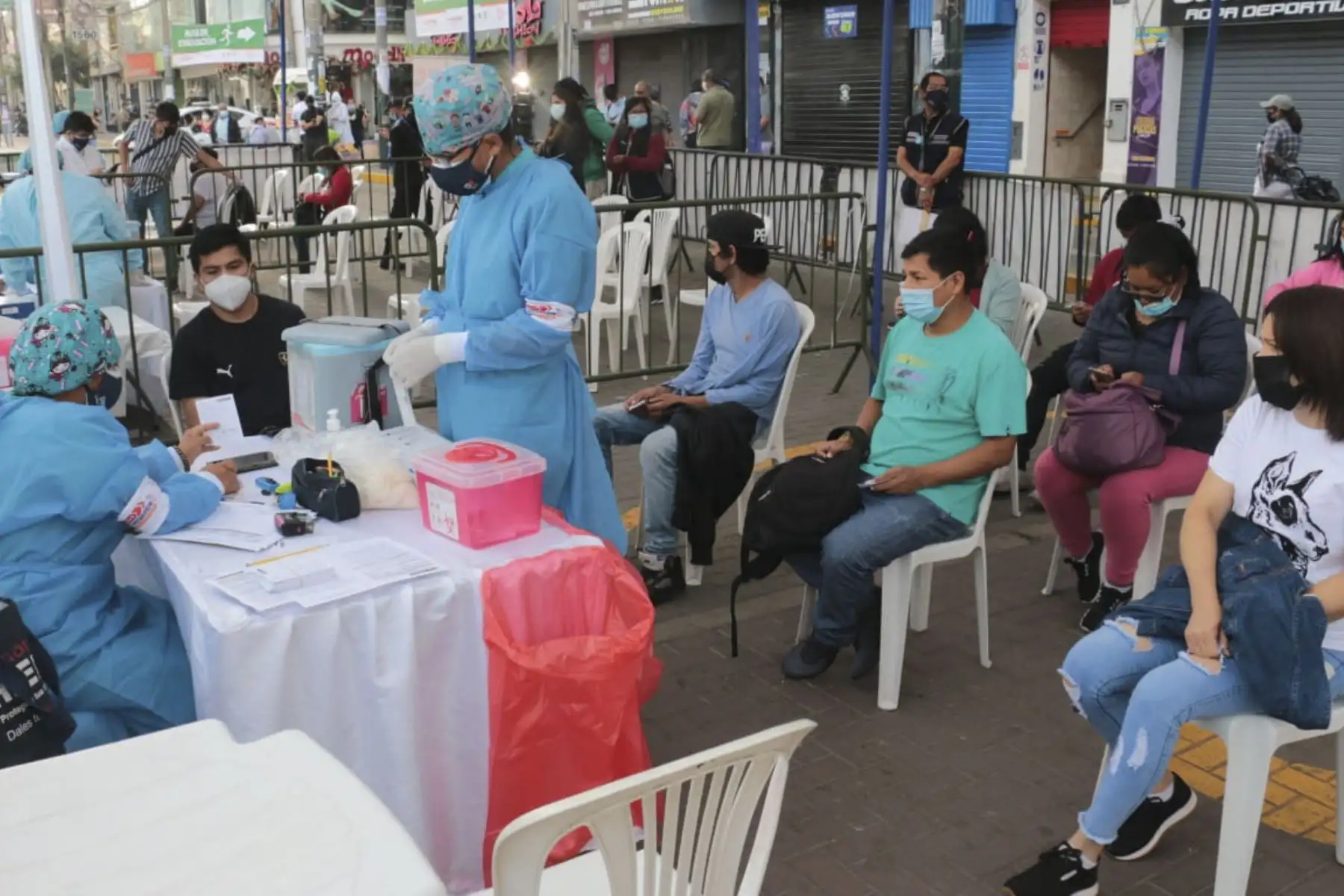 Las brigadas de salud se encuentran en el Parque Cánepa de Gamarra protegiendo a las personas de 12 años a más que acuden por su primera, segunda y dosis de refuerzo. Foto: Minsa