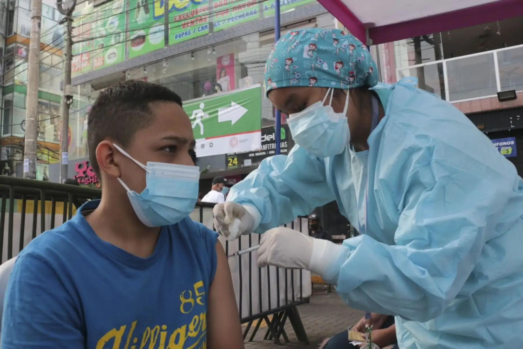 Las brigadas de salud se encuentran en el Parque Cánepa de Gamarra protegiendo a las personas de 12 años a más que acuden por su primera, segunda y dosis de refuerzo. Foto: Minsa