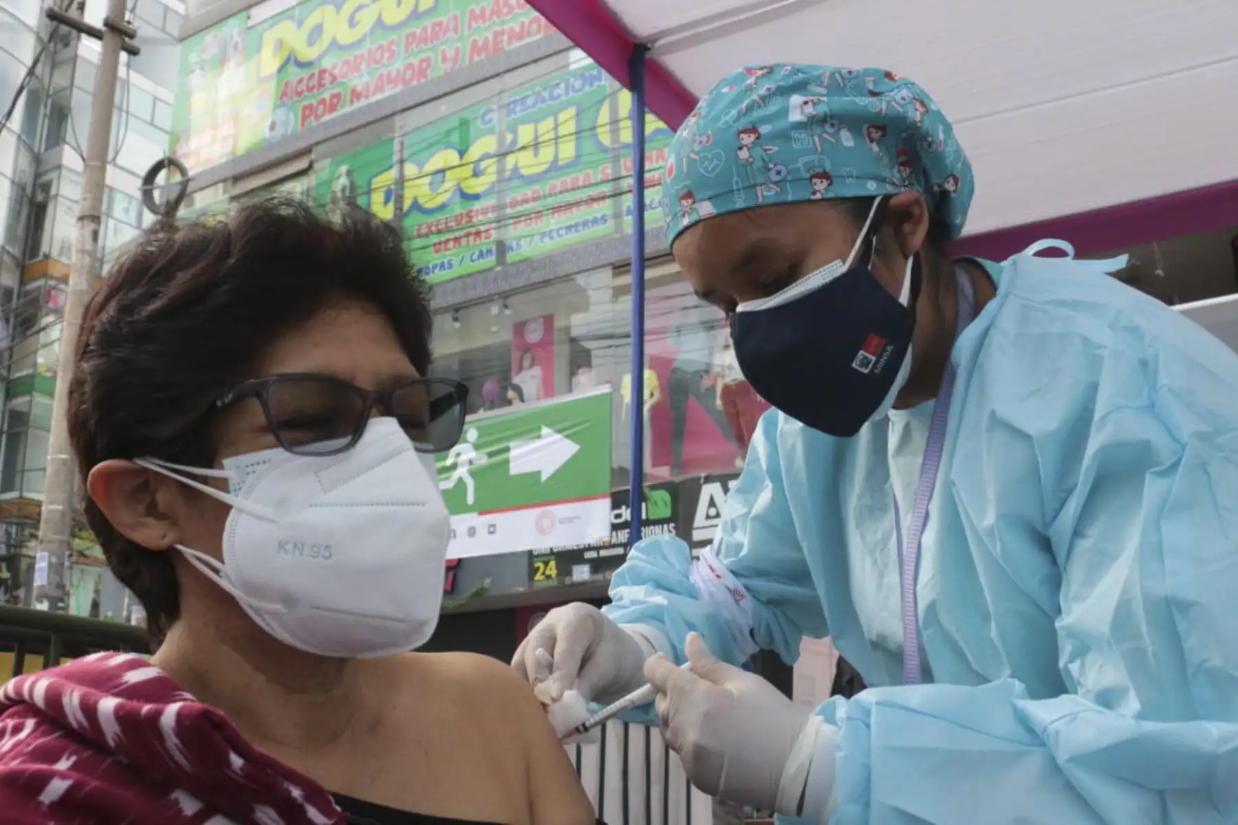Las brigadas de salud se encuentran en el Parque Cánepa de Gamarra protegiendo a las personas de 12 años a más que acuden por su primera, segunda y dosis de refuerzo. Foto: Minsa