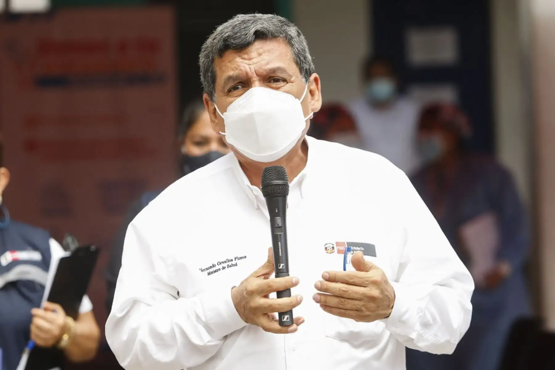 El ministro de Salud, Hernando Cevallos, supervisa la vacunación de adultos mayores que acuden al Banco de la Nación de Villa El Salvador a recibir el bono. Foto: Minsa