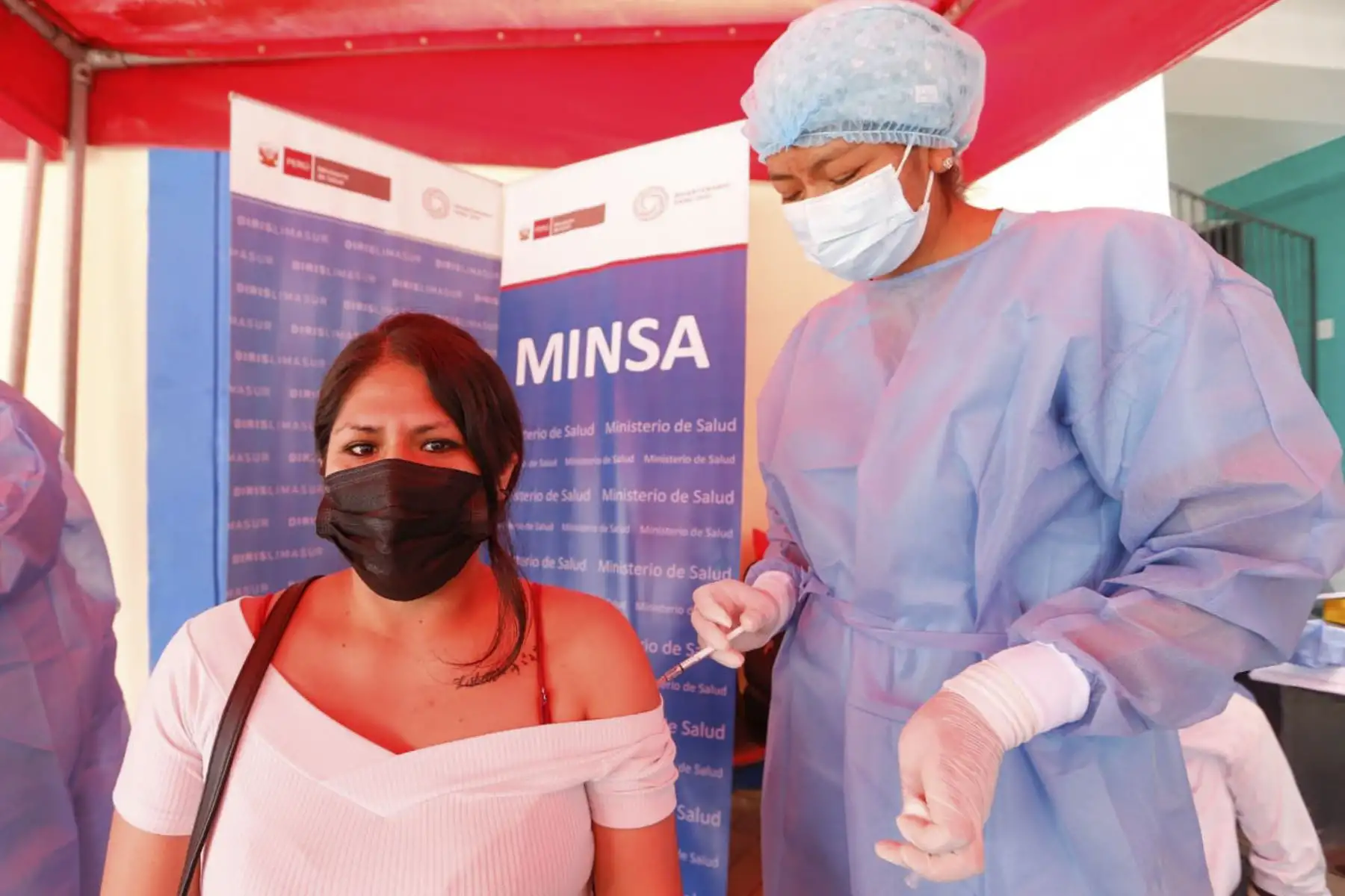 El ministro de Salud, Hernando Cevallos, supervisa la vacunación de adultos mayores que acuden al Banco de la Nación de Villa El Salvador a recibir el bono. Foto: Minsa