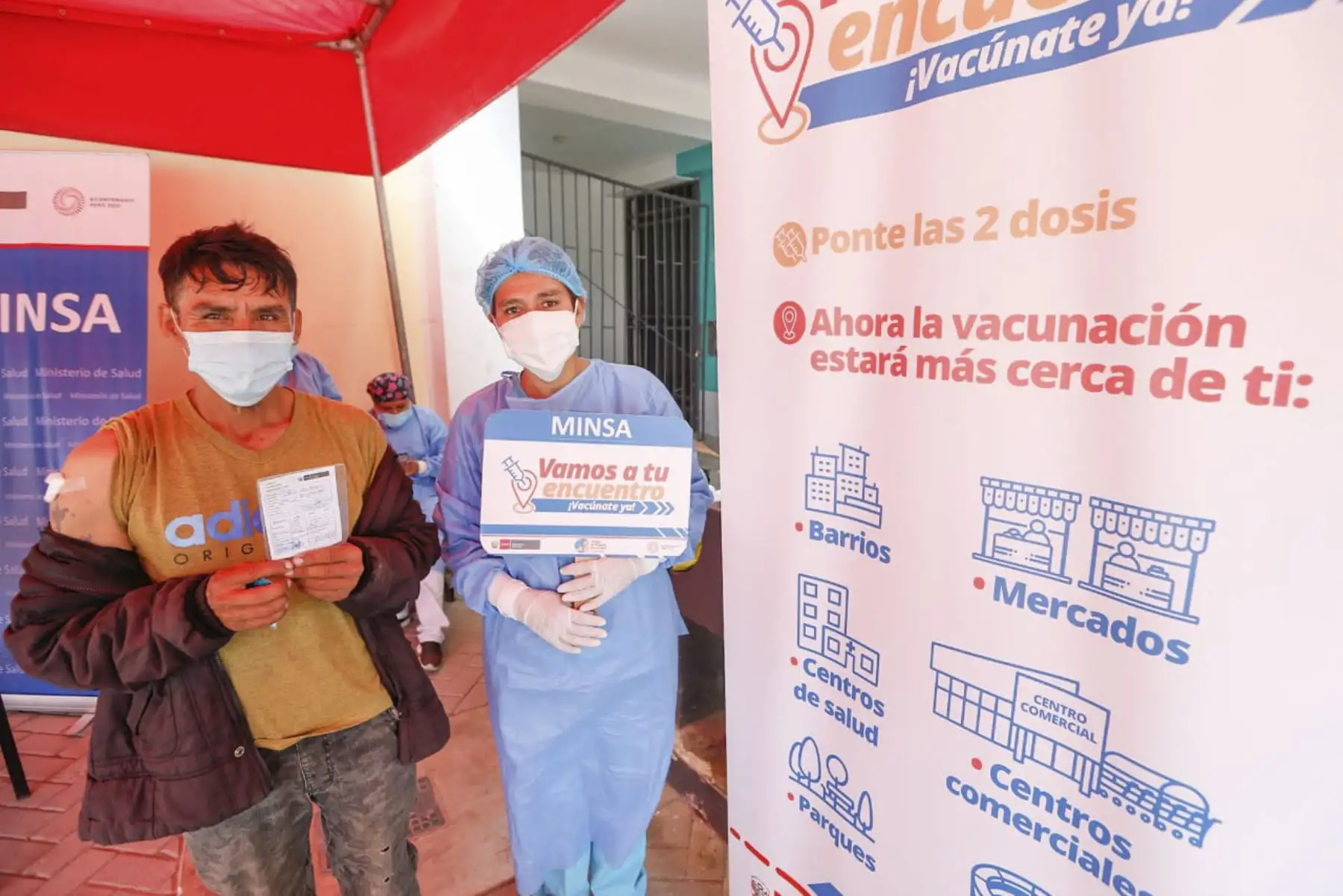 El ministro de Salud, Hernando Cevallos, supervisa la vacunación de adultos mayores que acuden al Banco de la Nación de Villa El Salvador a recibir el bono. Foto: Minsa