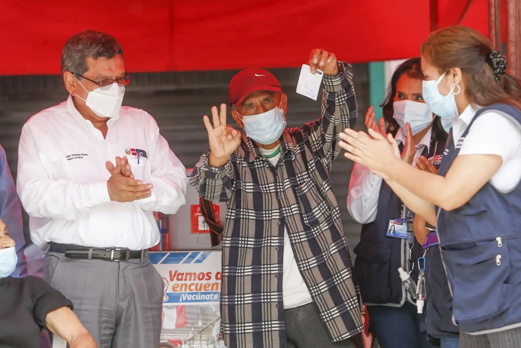 El ministro de Salud, Hernando Cevallos, supervisa la vacunación de adultos mayores que acuden al Banco de la Nación de Villa El Salvador a recibir el bono. Foto: Minsa