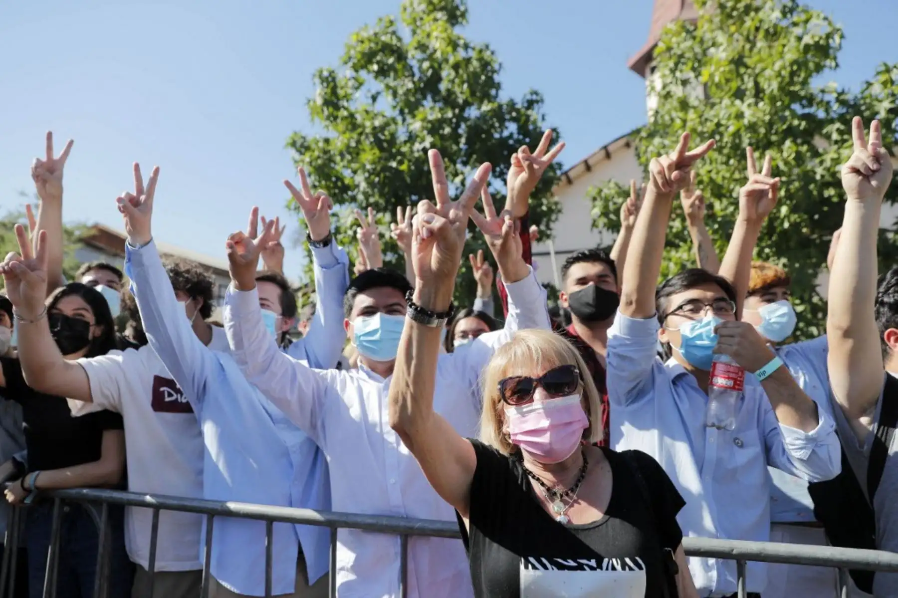 Simpatizantes del candidato presidencial chileno José Antonio Kast, del Partido Republicano, son vistos afuera de la mesa electoral de Kast en Paine, al sur de Santiago, durante la segunda vuelta de las elecciones presidenciales del 19 de diciembre de 2021. Foto: AFP