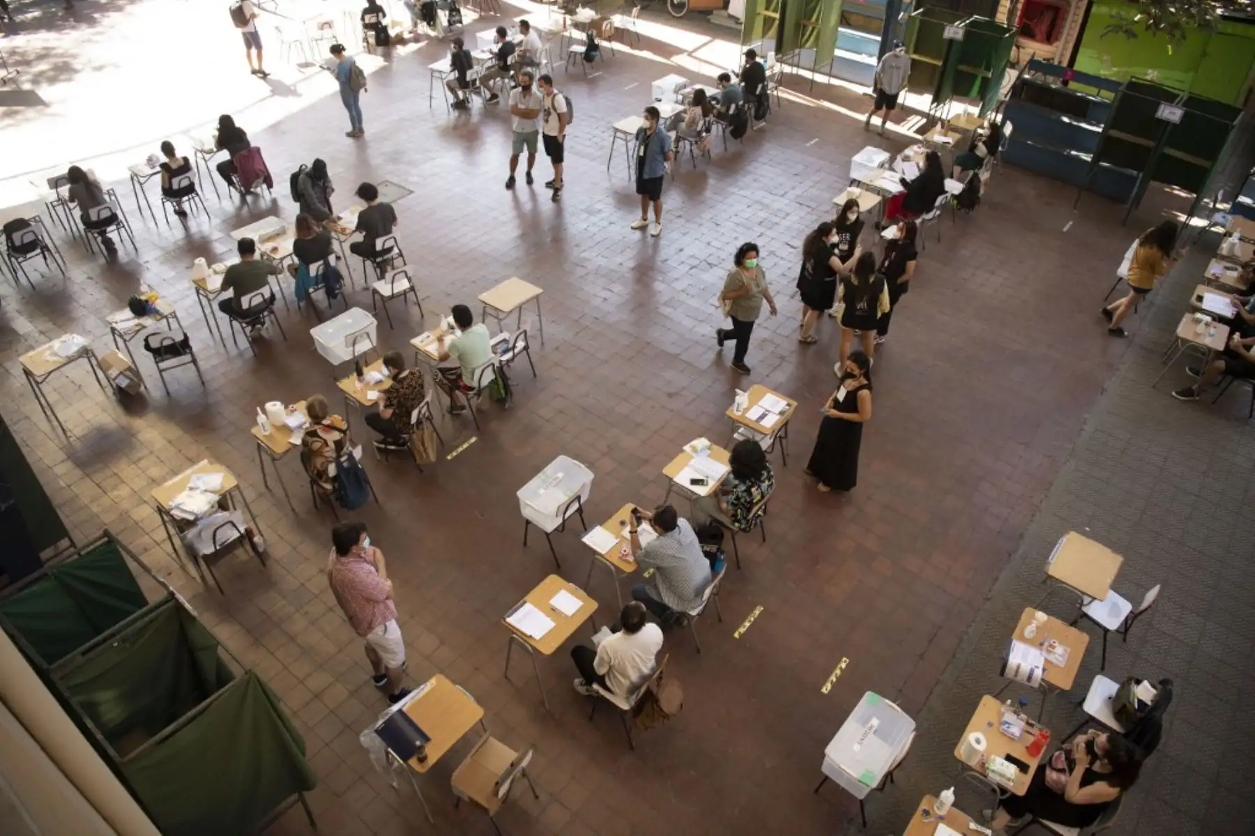 La gente vota en un colegio electoral en Santiago, durante la segunda vuelta de las elecciones presidenciales en Chile, el 19 de diciembre de 2021. Foto: AFP