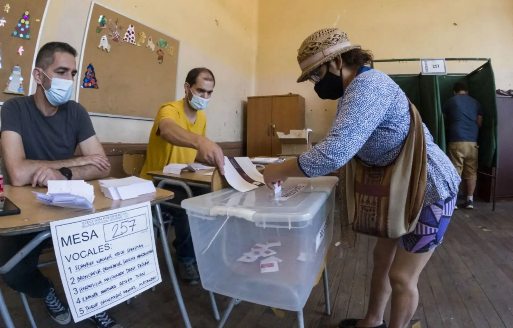 Una mujer emite su voto en un colegio electoral en Santiago, durante la segunda vuelta de las elecciones presidenciales en Chile, el 19 de diciembre de 2021. Foto: AFP