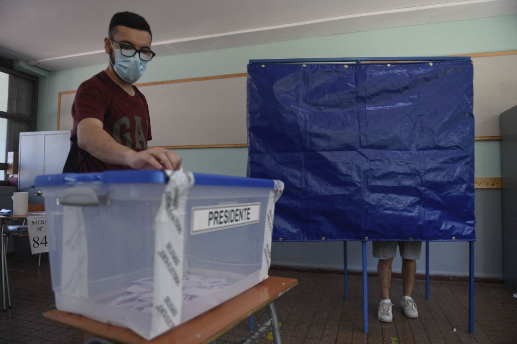 Un hombre emite su voto en un colegio electoral en Paine, durante la segunda vuelta de las elecciones presidenciales en Chile, el 19 de diciembre de 2021. Foto: AFP