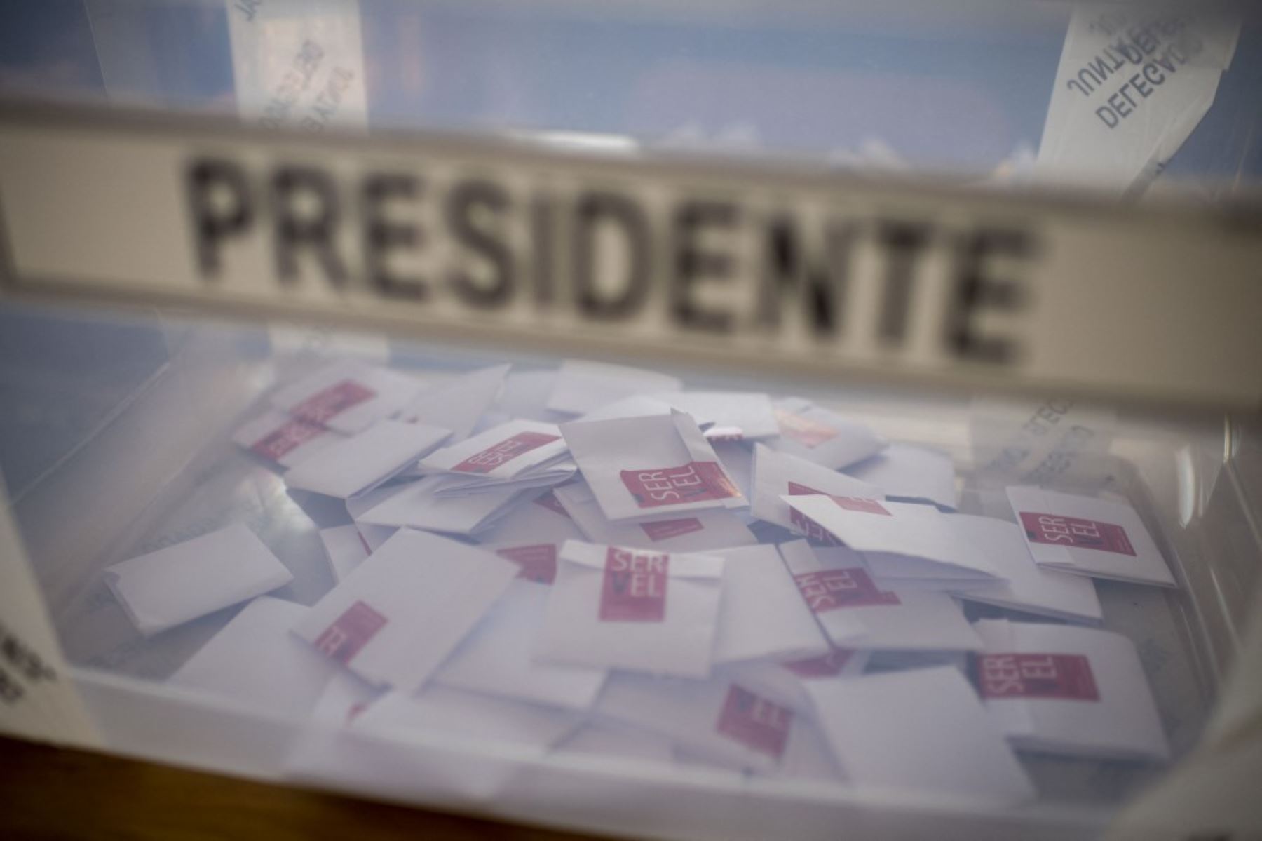 Una urna es vista en un colegio electoral en Paine, durante la segunda vuelta de las elecciones presidenciales en Chile, el 19 de diciembre de 2021. Foto: AFP