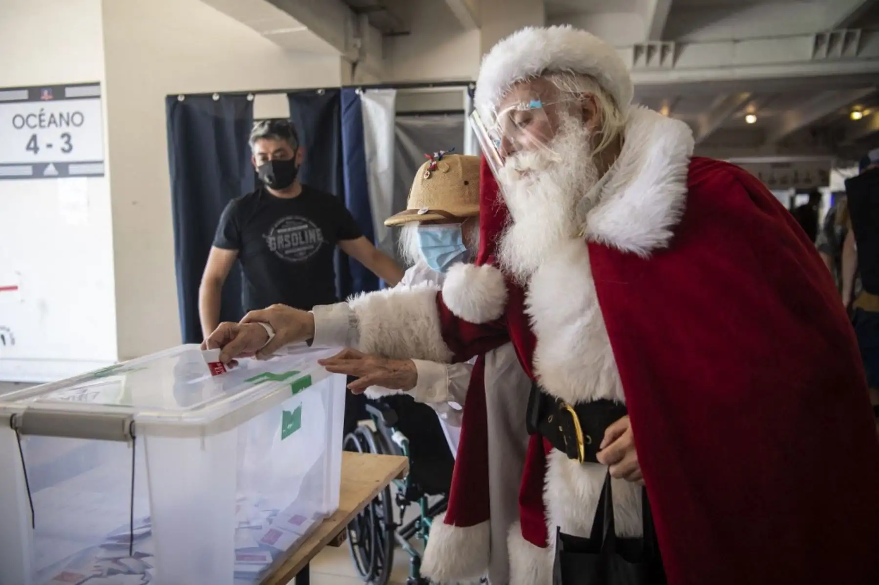 Un hombre disfrazado de Papá Noel emite su voto en un colegio electoral en Santiago, durante la segunda vuelta de las elecciones presidenciales en Chile, el 19 de diciembre de 2021. Foto: AFP
