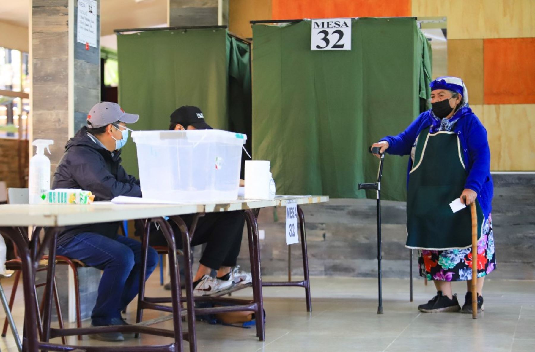 Una mujer mapuche emite su voto en un colegio electoral de Temuco, durante la segunda vuelta de las elecciones presidenciales en Chile, el 19 de diciembre de 2021. Foto: AFP