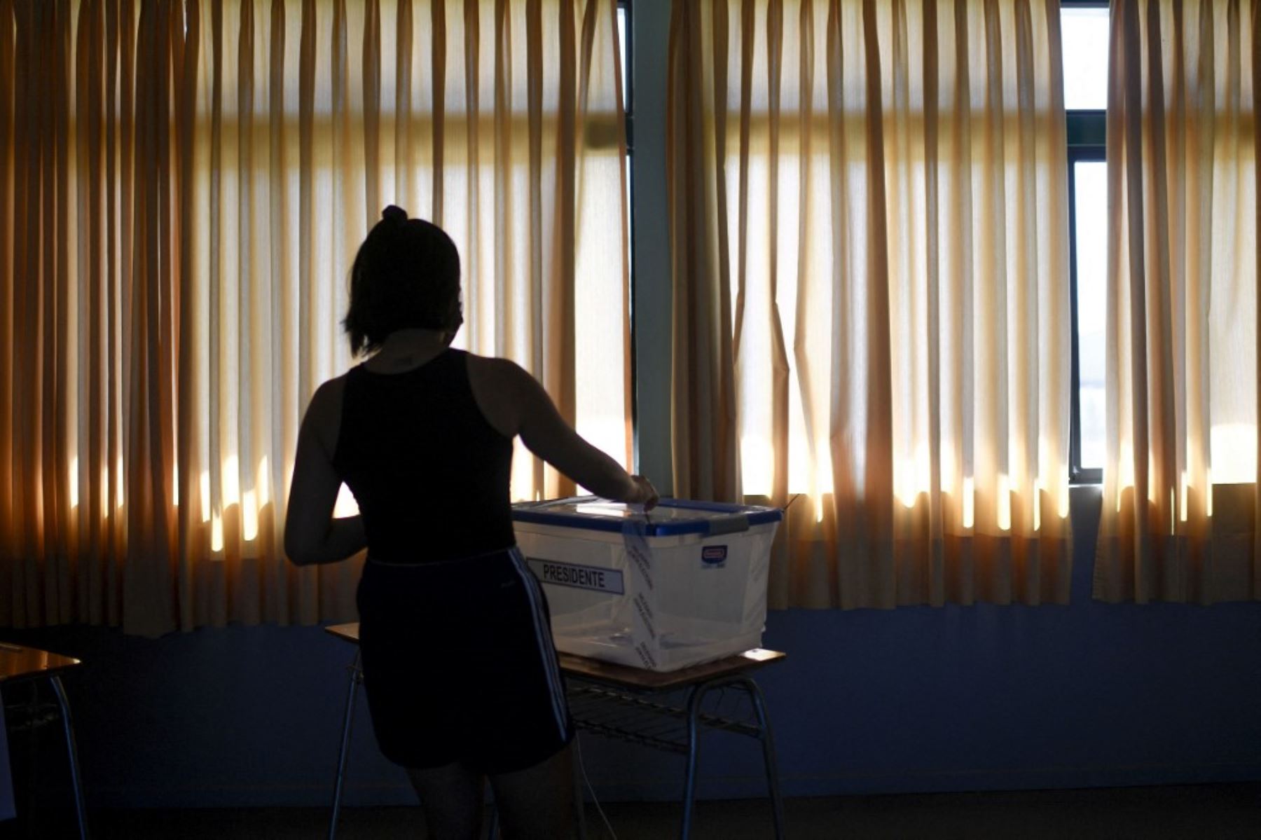 Una mujer emite su voto en un colegio electoral en Paine, durante la segunda vuelta de las elecciones presidenciales en Chile, el 19 de diciembre de 2021. Foto: AFP