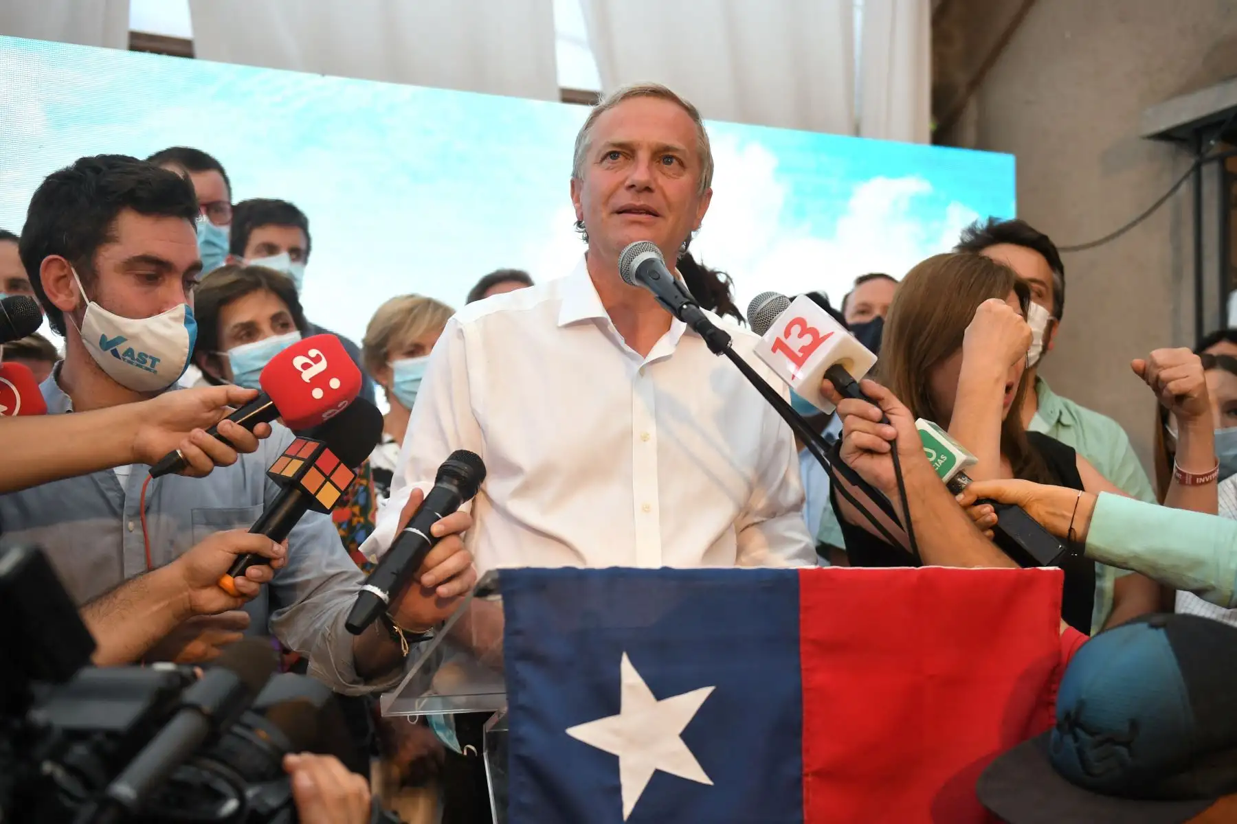 El candidato presidencial chileno José Antonio Kast, del Partido Republicano, reacciona tras los primeros resultados oficiales de la segunda vuelta de las elecciones presidenciales, en Santiago, el 19 de diciembre de 2021. Foto: AFP