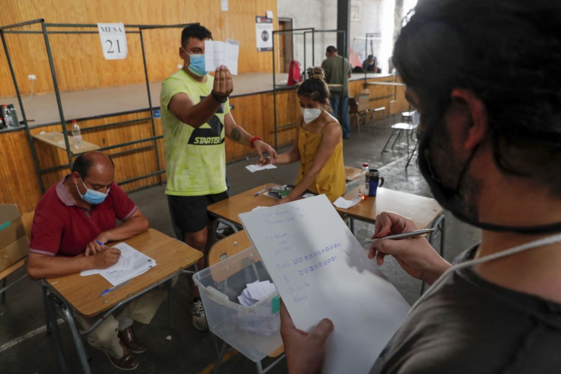 Un funcionario electoral cuenta los votos luego del cierre de las urnas en la Escuela INSUCO en Santiago, Chile, el 19 de diciembre de 2021. Foto: AFP