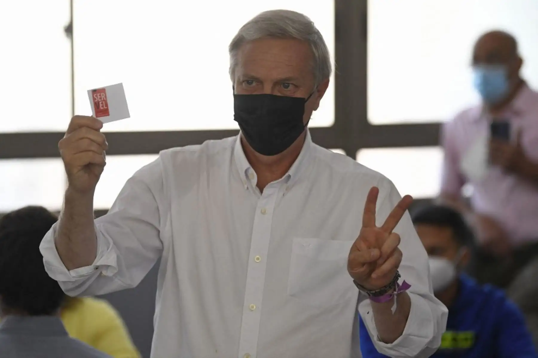 El candidato presidencial chileno José Antonio Kast, del Partido Republicano, deposita su voto en un colegio electoral en Paine, al sur de Santiago, durante la segunda vuelta de las elecciones presidenciales del 19 de diciembre de 2021. Foto: AFP