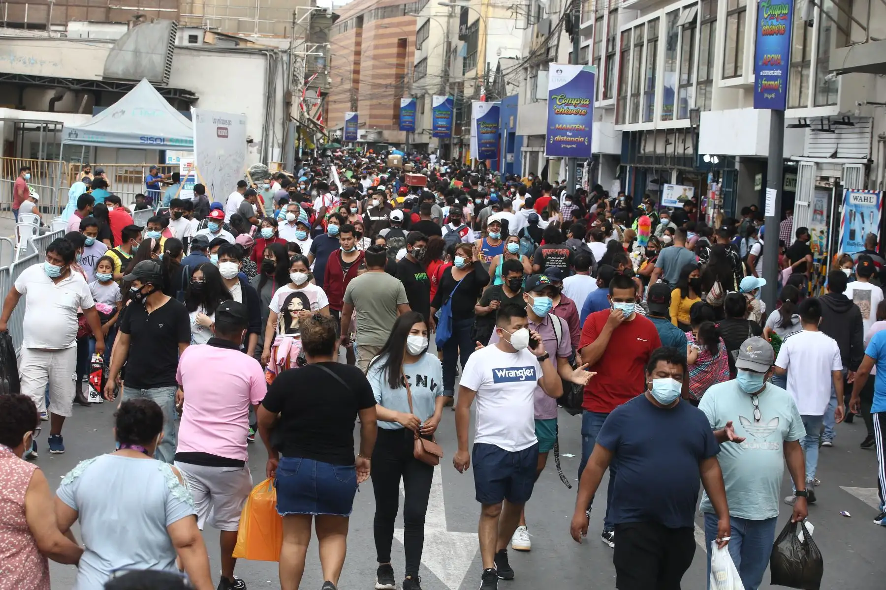 Ciudadanos continúan realizando sus compras navideñas en el Centro de Lima. Foto: ANDINA/Vidal Tarqui