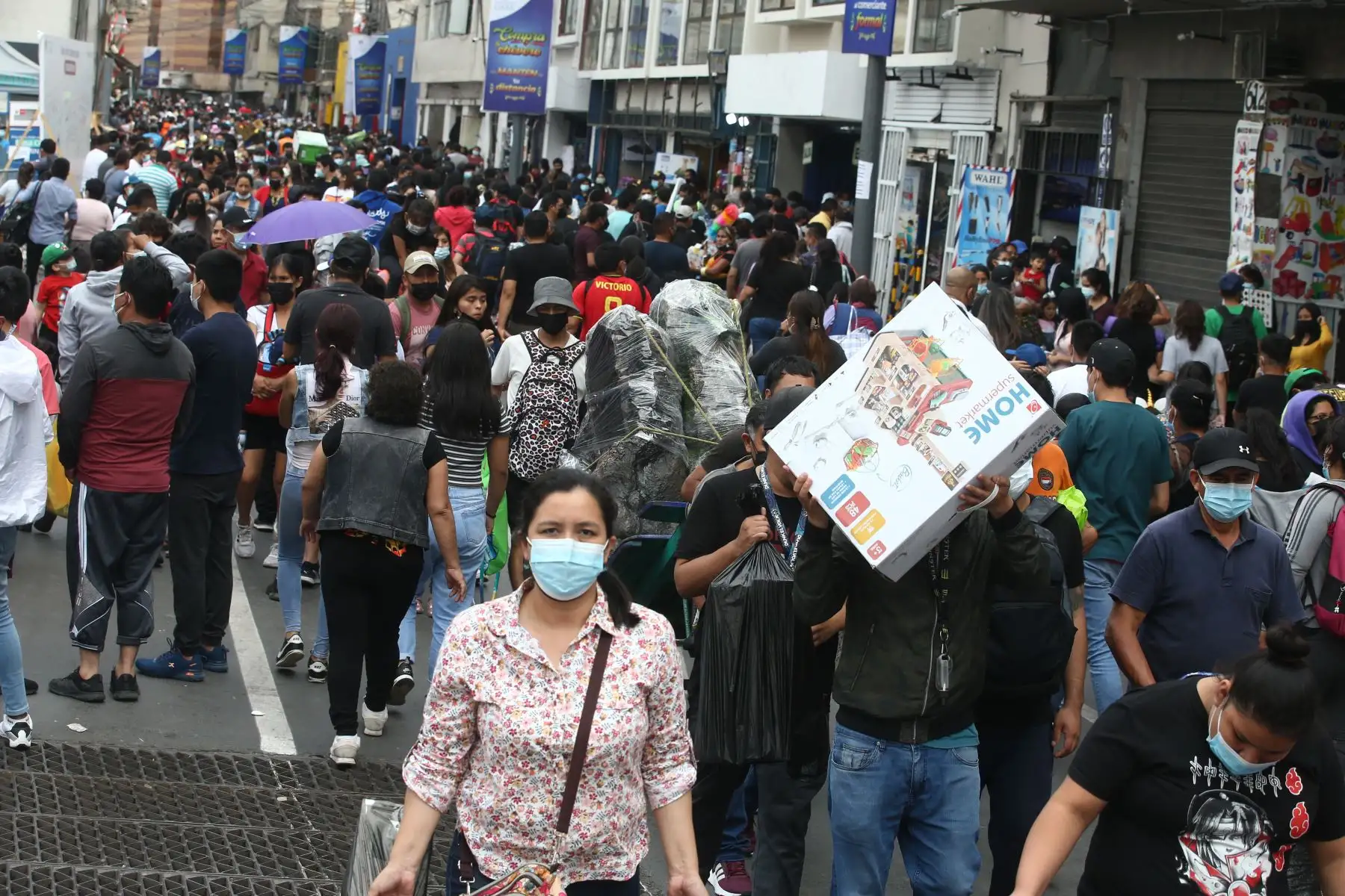 Ciudadanos continúan realizando sus compras navideñas en el Centro de Lima. Foto: ANDINA/Vidal Tarqui