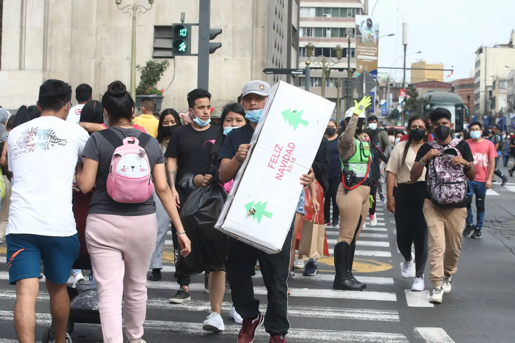 Ciudadanos continúan realizando sus compras navideñas en el Centro de Lima. Foto: ANDINA/Vidal Tarqui