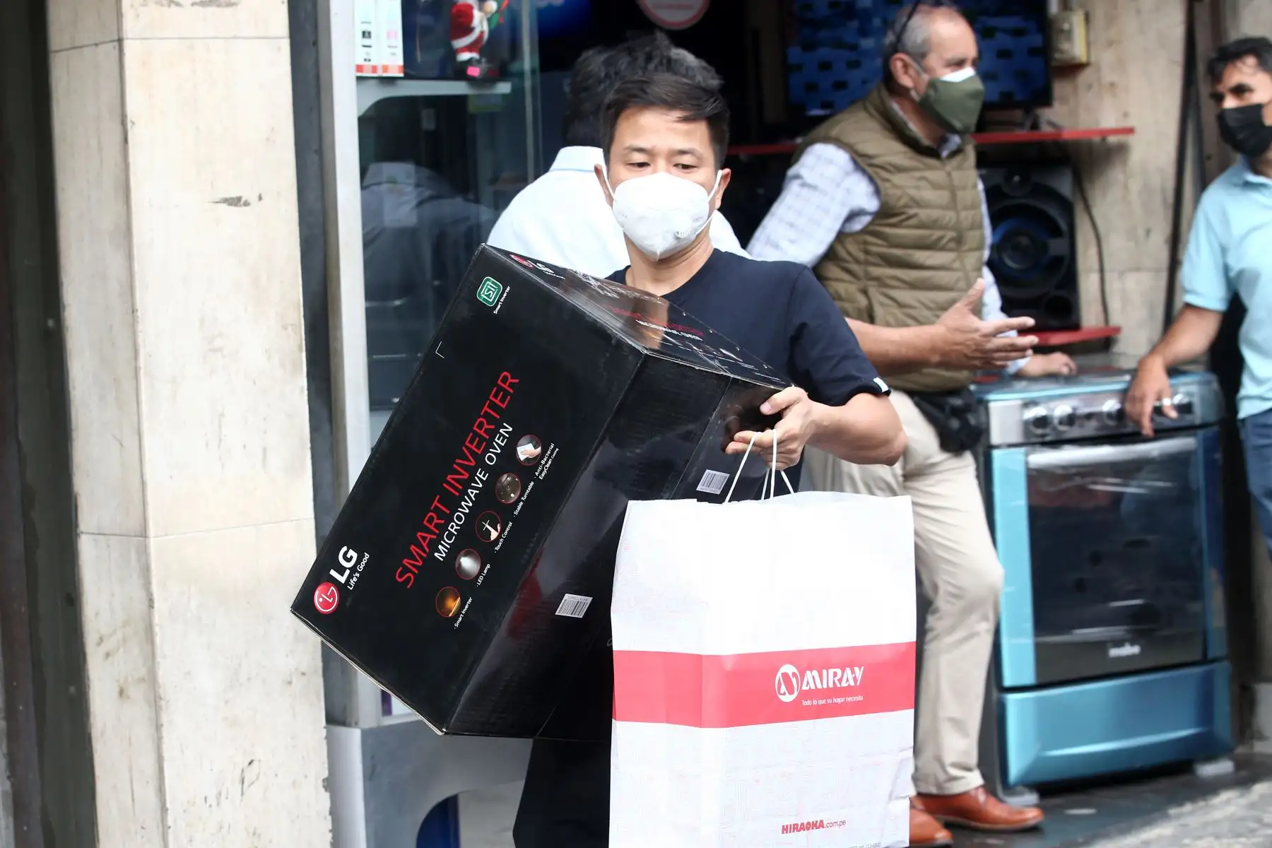 Ciudadanos continúan realizando sus compras navideñas en el Centro de Lima. Foto: ANDINA/Vidal Tarqui