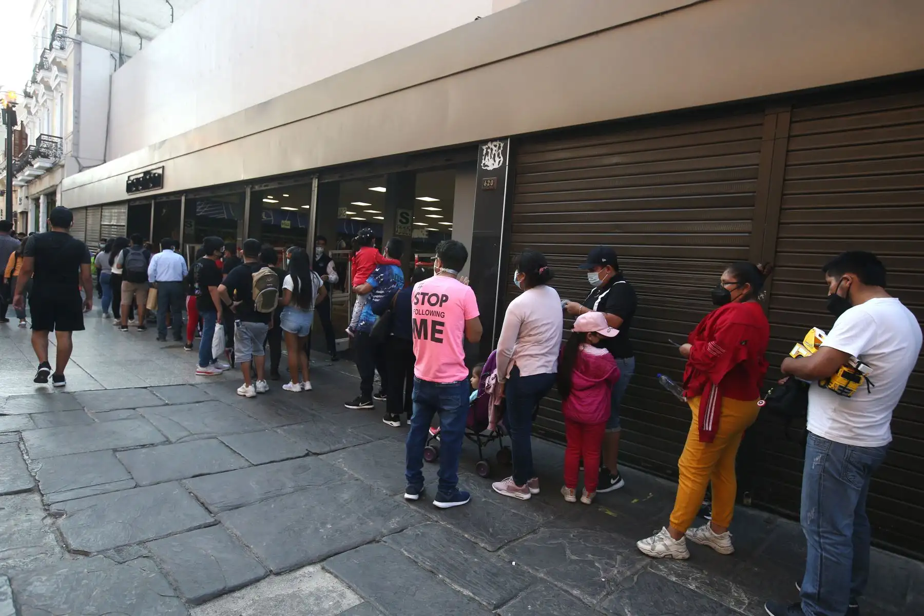 Ciudadanos continúan realizando sus compras navideñas en el Centro de Lima. Foto: ANDINA/Vidal Tarqui