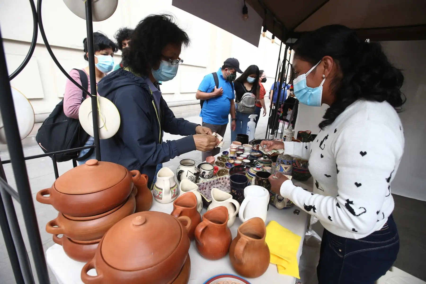 Ciudadanos continúan realizando sus compras navideñas en el Centro de Lima. Foto: ANDINA/Vidal Tarqui