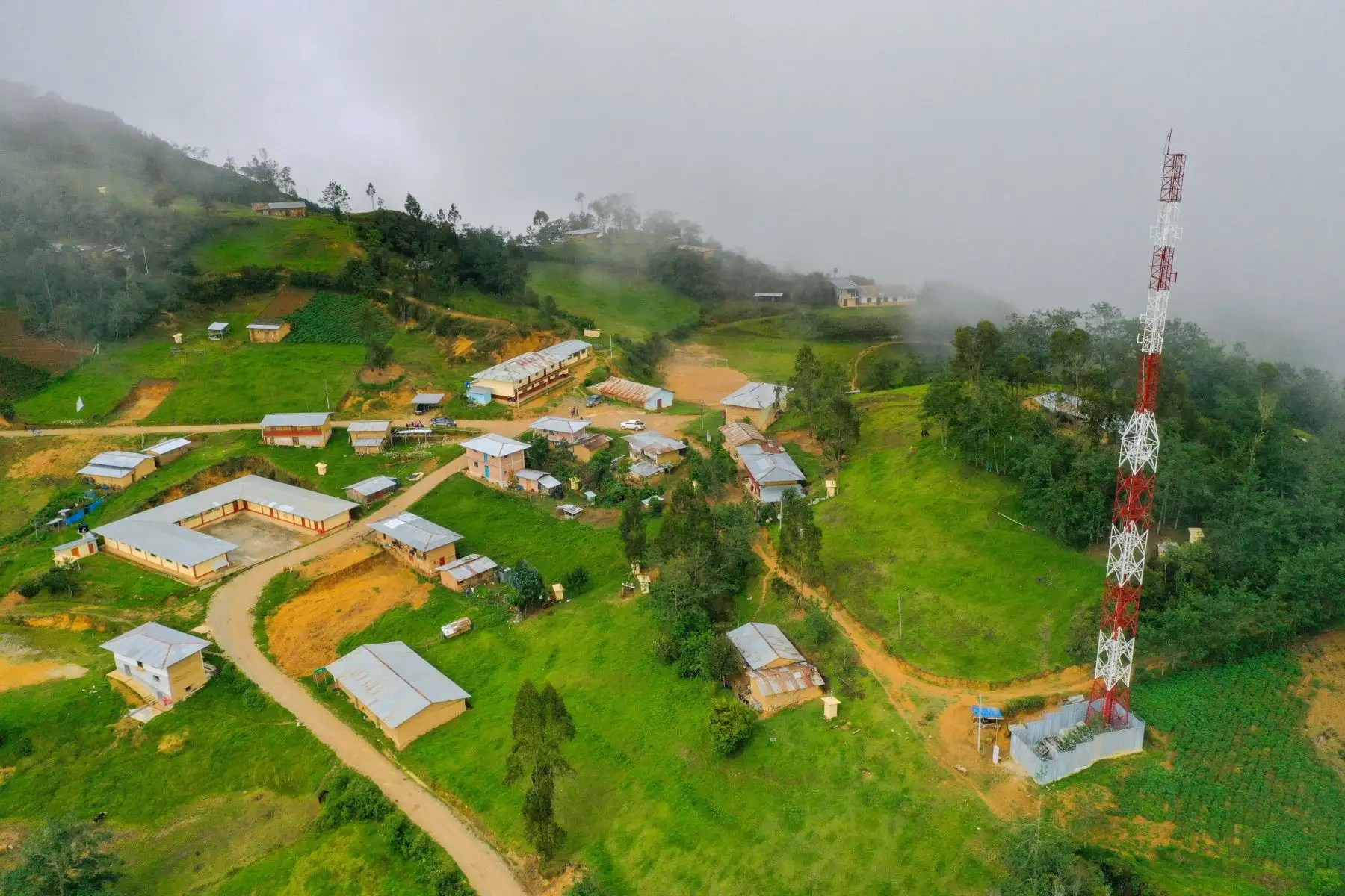 El ministro Juan Silva llegó a la localidad de Puña, en el distrito de Tacabamba, provincia de Chota, para escuchar las demandas de los pobladores y sus autoridades a fin de coordinar acciones para la pronta ejecución de obras viales y de conectividad digital. Foto: MTC