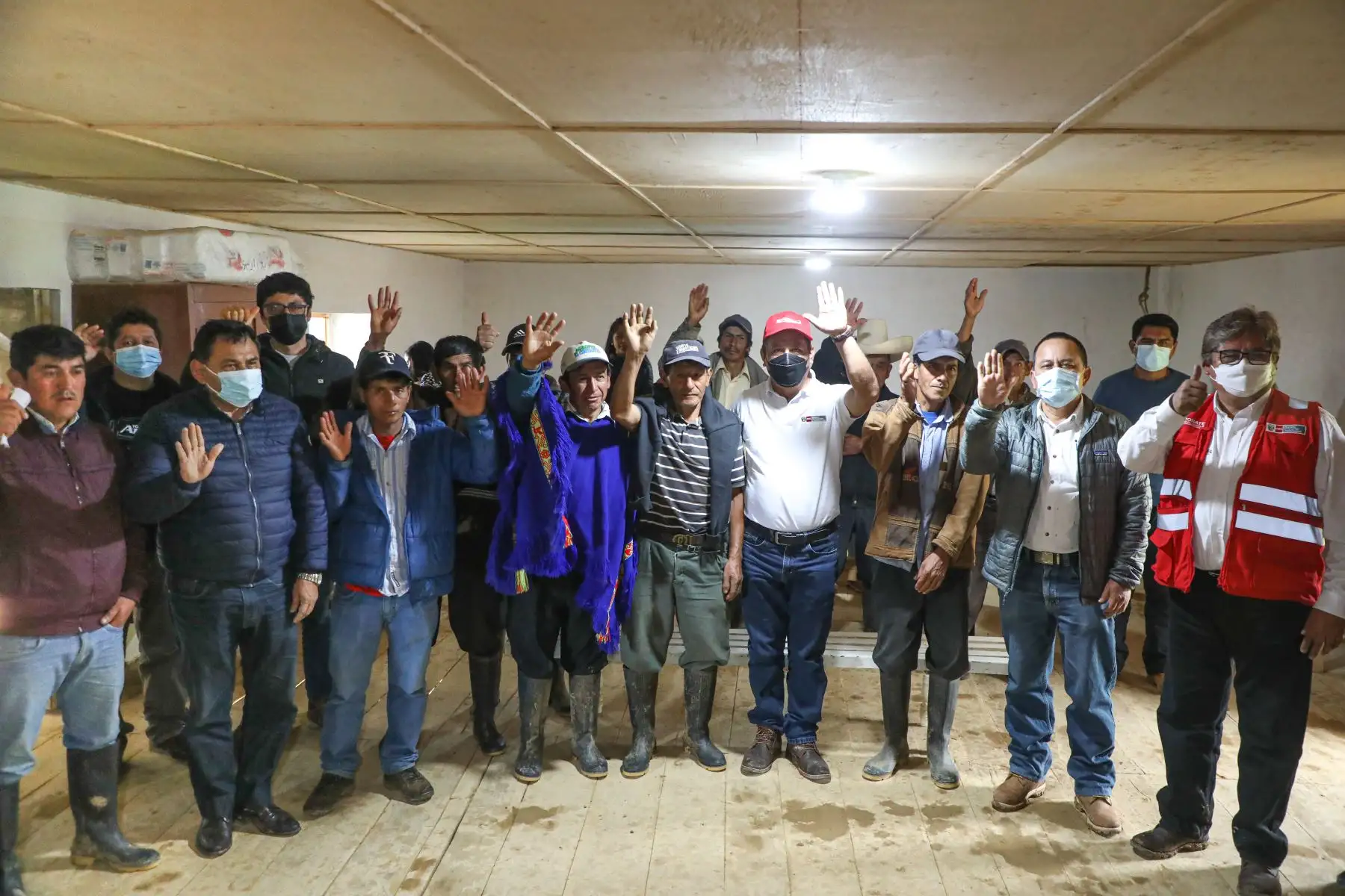 El ministro Juan Silva llegó a la localidad de Puña, en el distrito de Tacabamba, provincia de Chota, para escuchar las demandas de los pobladores y sus autoridades a fin de coordinar acciones para la pronta ejecución de obras viales y de conectividad digital. Foto: MTC