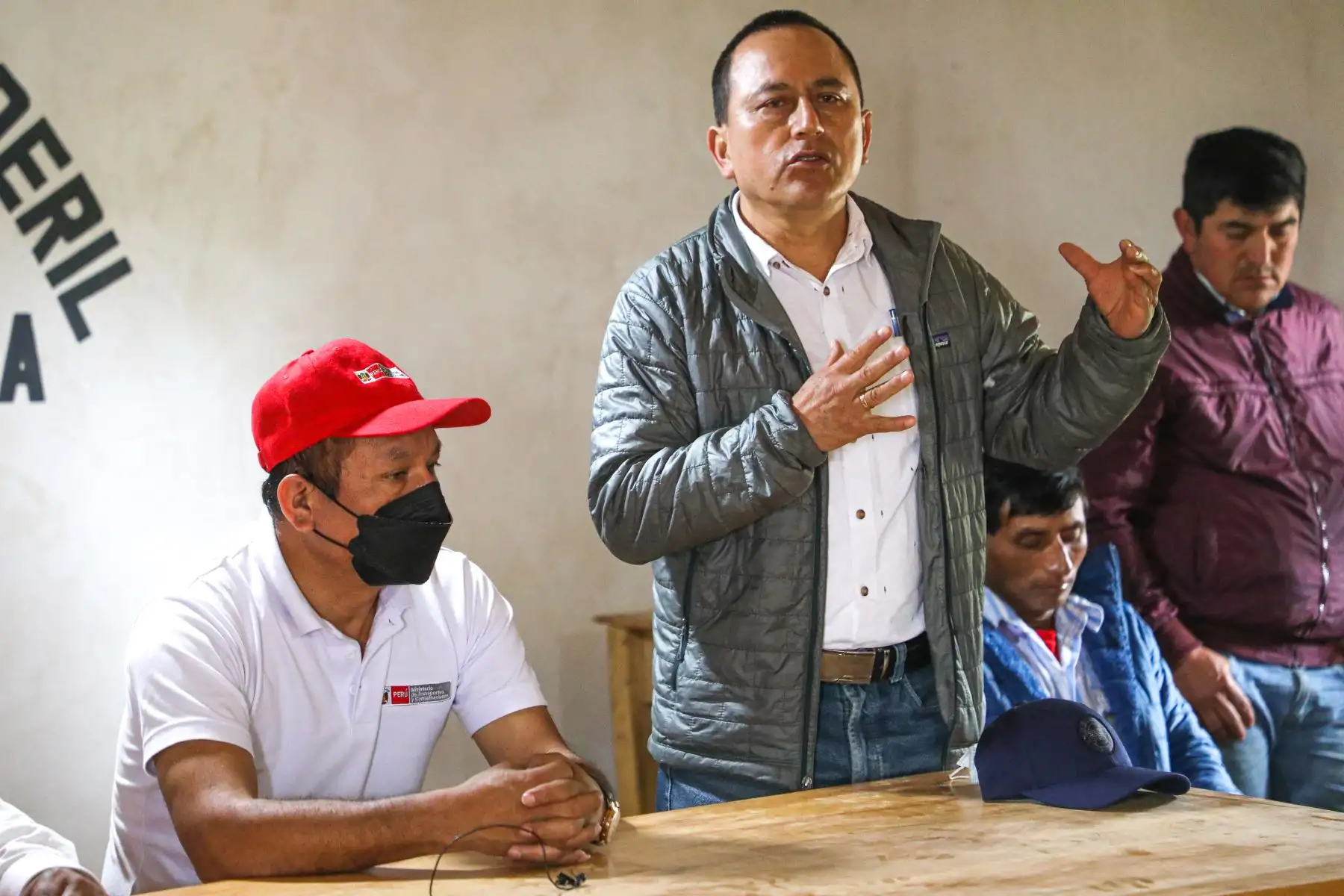 El ministro Juan Silva llegó a la localidad de Puña, en el distrito de Tacabamba, provincia de Chota, para escuchar las demandas de los pobladores y sus autoridades a fin de coordinar acciones para la pronta ejecución de obras viales y de conectividad digital. Foto: MTC