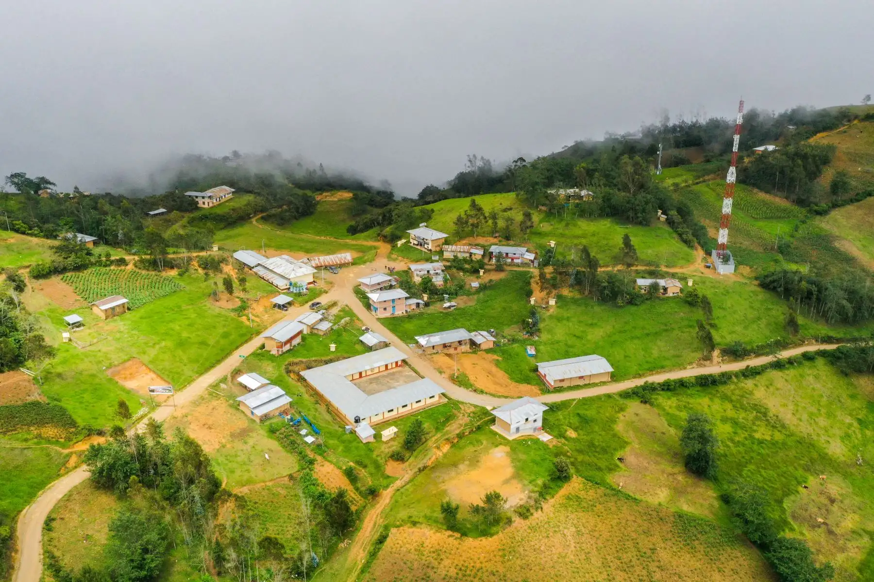 El ministro Juan Silva llegó a la localidad de Puña, en el distrito de Tacabamba, provincia de Chota, para escuchar las demandas de los pobladores y sus autoridades a fin de coordinar acciones para la pronta ejecución de obras viales y de conectividad digital. Foto: MTC