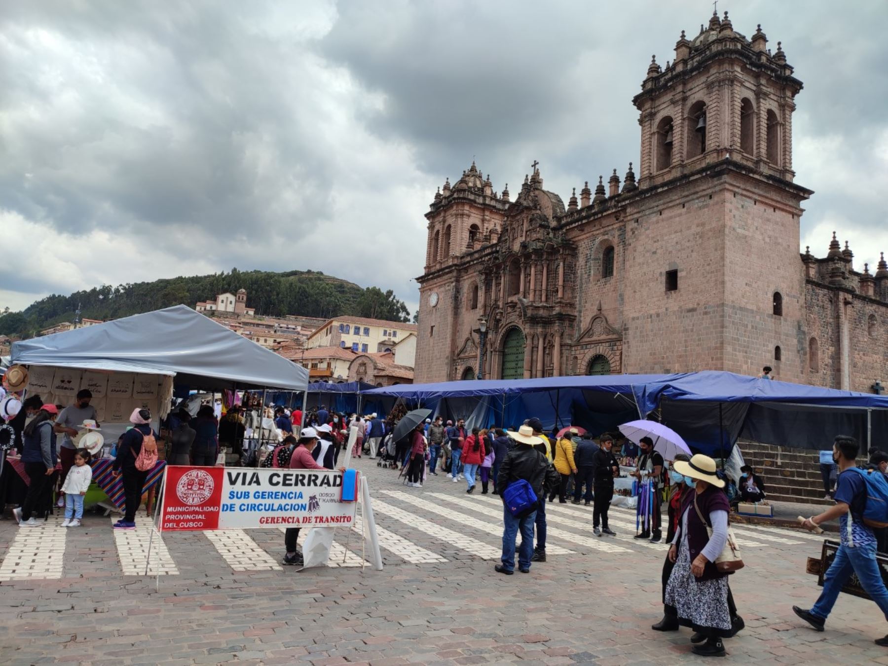 La tradicional feria navideña Santurantikuy se desarrolla en Cusco cumpliendo medidas de bioseguridad ante el covid-19. ANDINA/Percy Hurtado Santillán