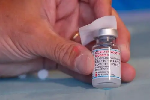 Moderna asegura que su dosis de refuerzo aumenta protección frente a ómicron.