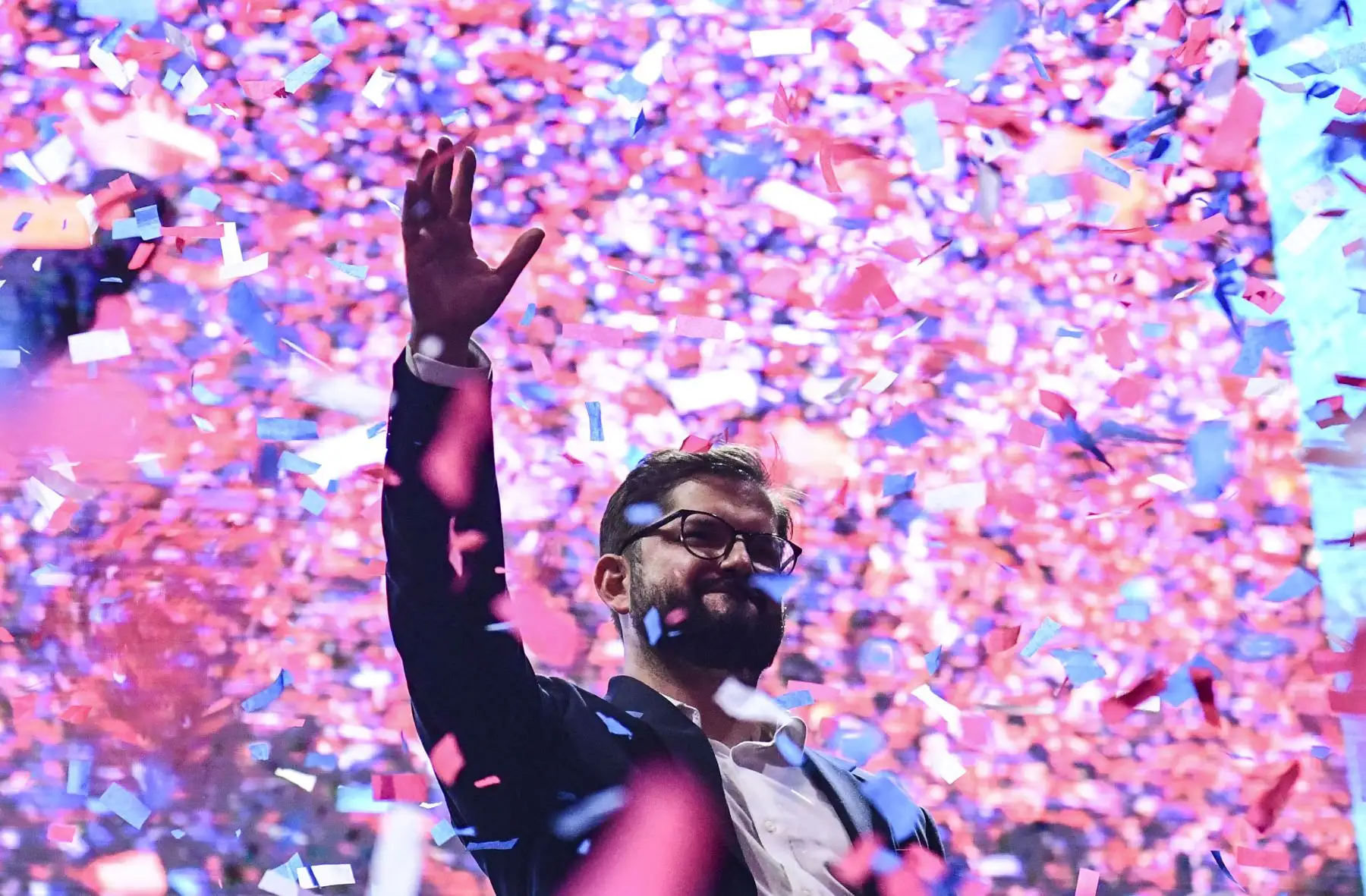 El presidente electo de Chile, Gabriel Boric, hace gestos luego de dirigirse a sus partidarios tras los resultados oficiales de la segunda vuelta de las elecciones presidenciales, en Santiago, el 19 de diciembre de 2021.
Foto: Andina/AFP