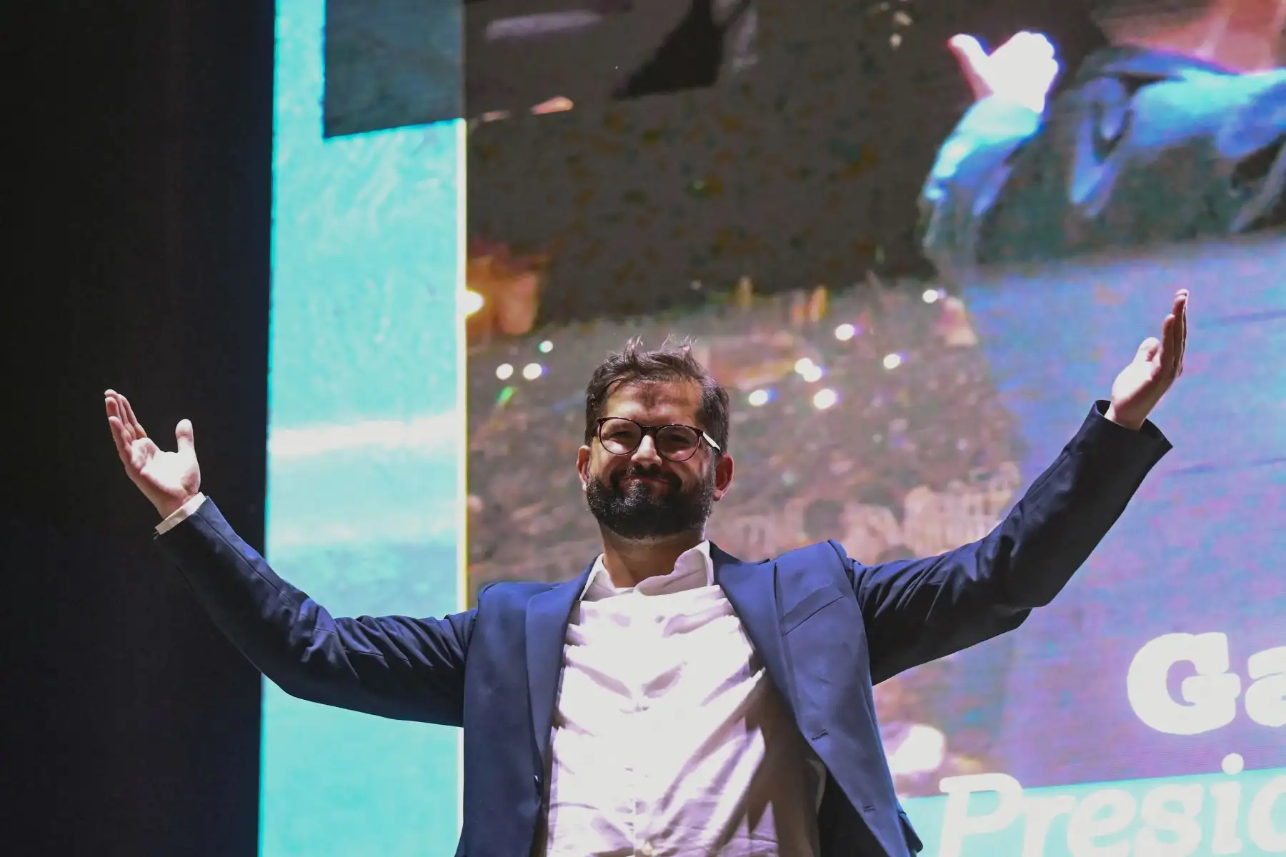 El presidente electo chileno Gabriel Boric saluda a sus partidarios después de pronunciar un discurso, en Santiago, el 19 de diciembre de 2021. Las calles de Santiago estallaron en celebración el domingo después de que el millennial izquierdista Gabriel Boric fuera declarado nuevo presidente de Chile.
Foto: Andina/AFP