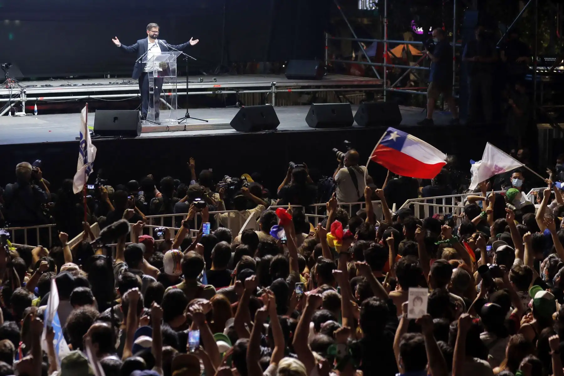 El presidente electo chileno Gabriel Boric se dirige a sus partidarios tras los resultados oficiales de la segunda vuelta de las elecciones presidenciales, en Santiago, el 19 de diciembre de 2021. Con casi el 100 por ciento de los votos contados, el legislador izquierdista Gabriel Boric, de 35 años, se convirtió en el presidente más joven de la historia de Chile.
Foto: Andina/AFP