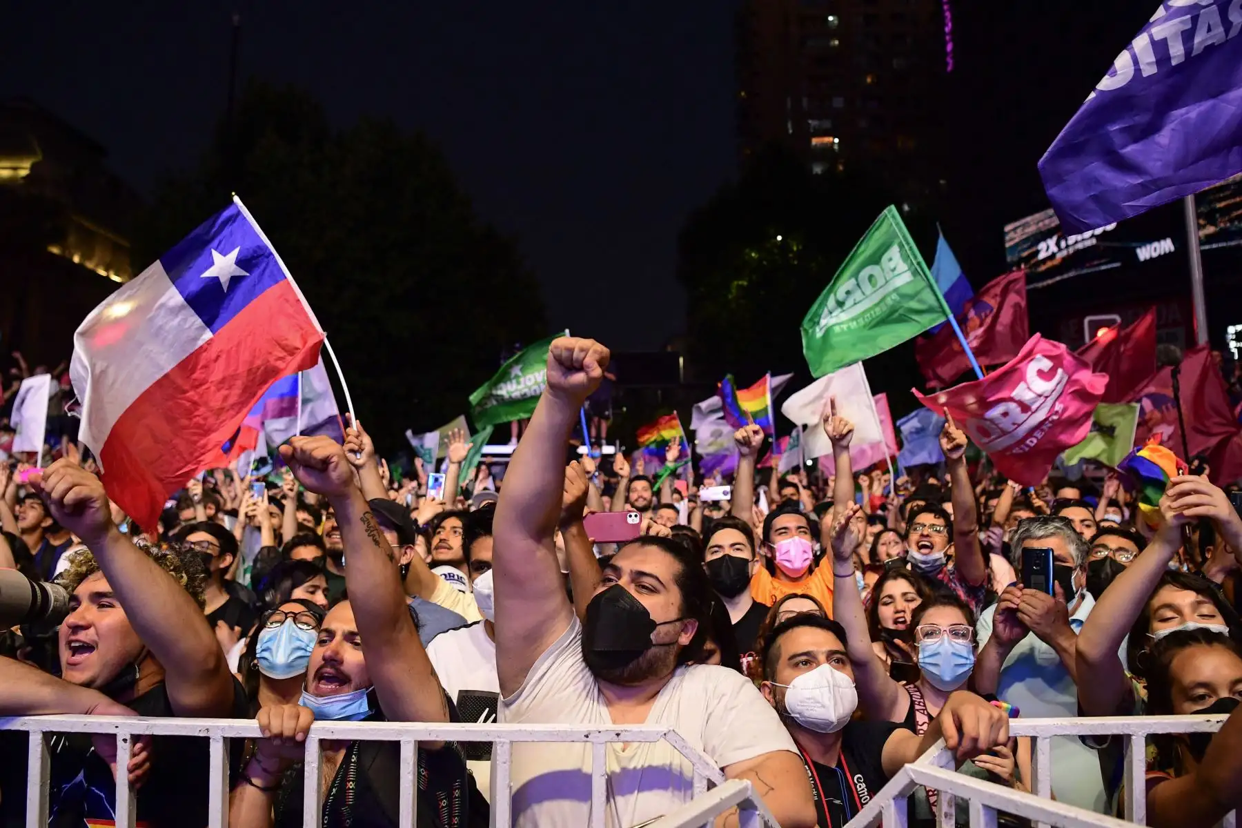 Los partidarios del presidente electo chileno Gabriel Boric celebran tras los resultados oficiales de la segunda vuelta de las elecciones presidenciales, en Santiago, el 19 de diciembre de 2021. 
Foto: Andina/AFP