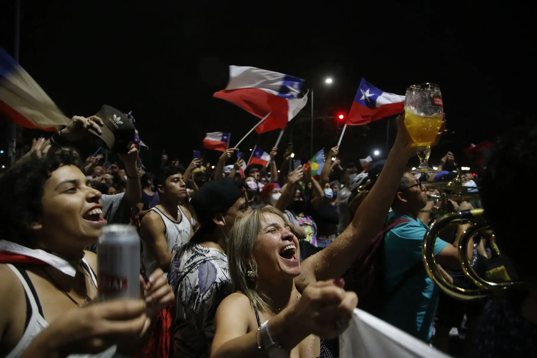 Simpatizantes del presidente electo chileno Gabriel Boric celebran tras los resultados oficiales de la segunda vuelta de las elecciones presidenciales, en Santiago, el 19 de diciembre de 2021. Las calles de Santiago estallaron en celebración el domingo después de que el millennial izquierdista Gabriel Boric fuera declarado nuevo presidente de Chile.
Foto: Andina/AFP