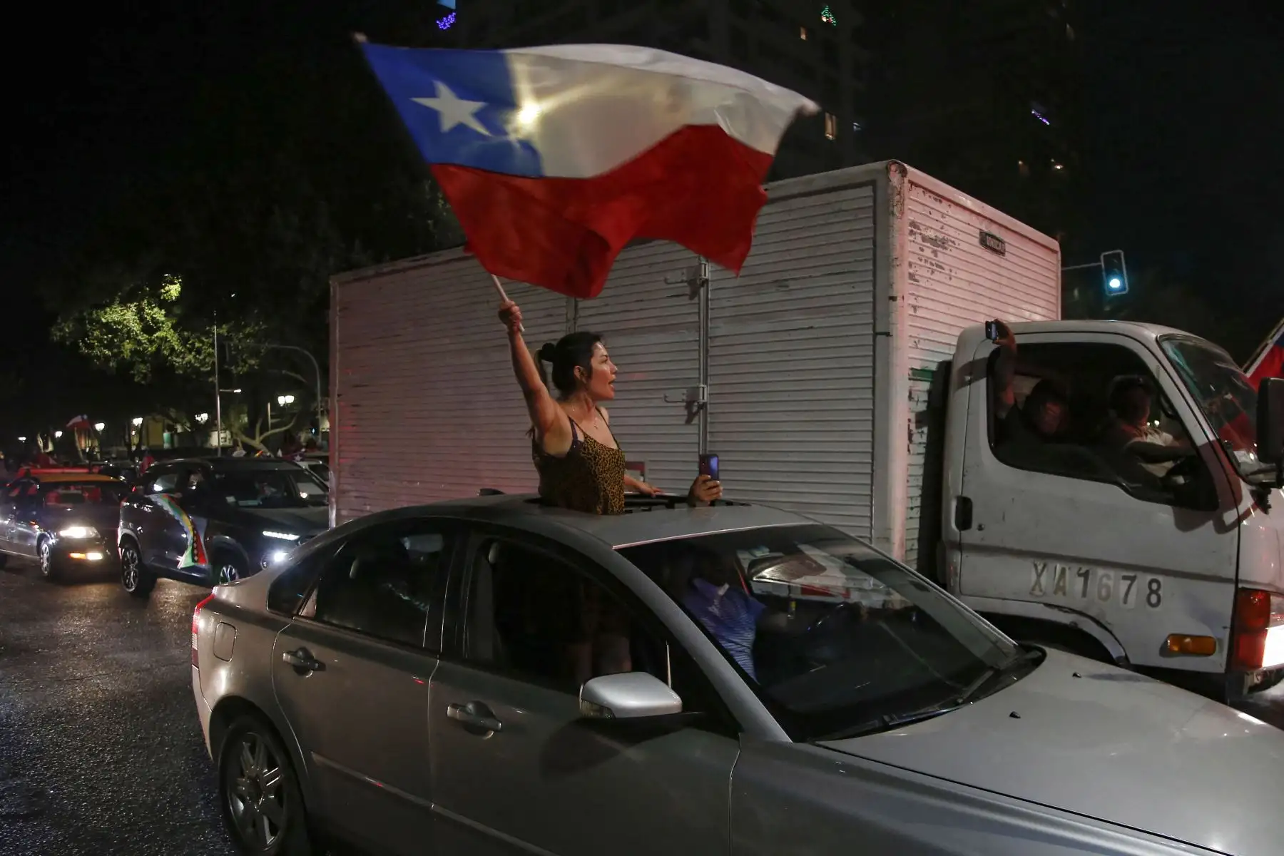 Simpatizantes del presidente electo chileno Gabriel Boric celebran tras los resultados oficiales de la segunda vuelta de las elecciones presidenciales, en Santiago, el 19 de diciembre de 2021. Las calles de Santiago estallaron en celebración el domingo después de que el millennial izquierdista Gabriel Boric fuera declarado nuevo presidente de Chile.
Foto: Andina/AFP