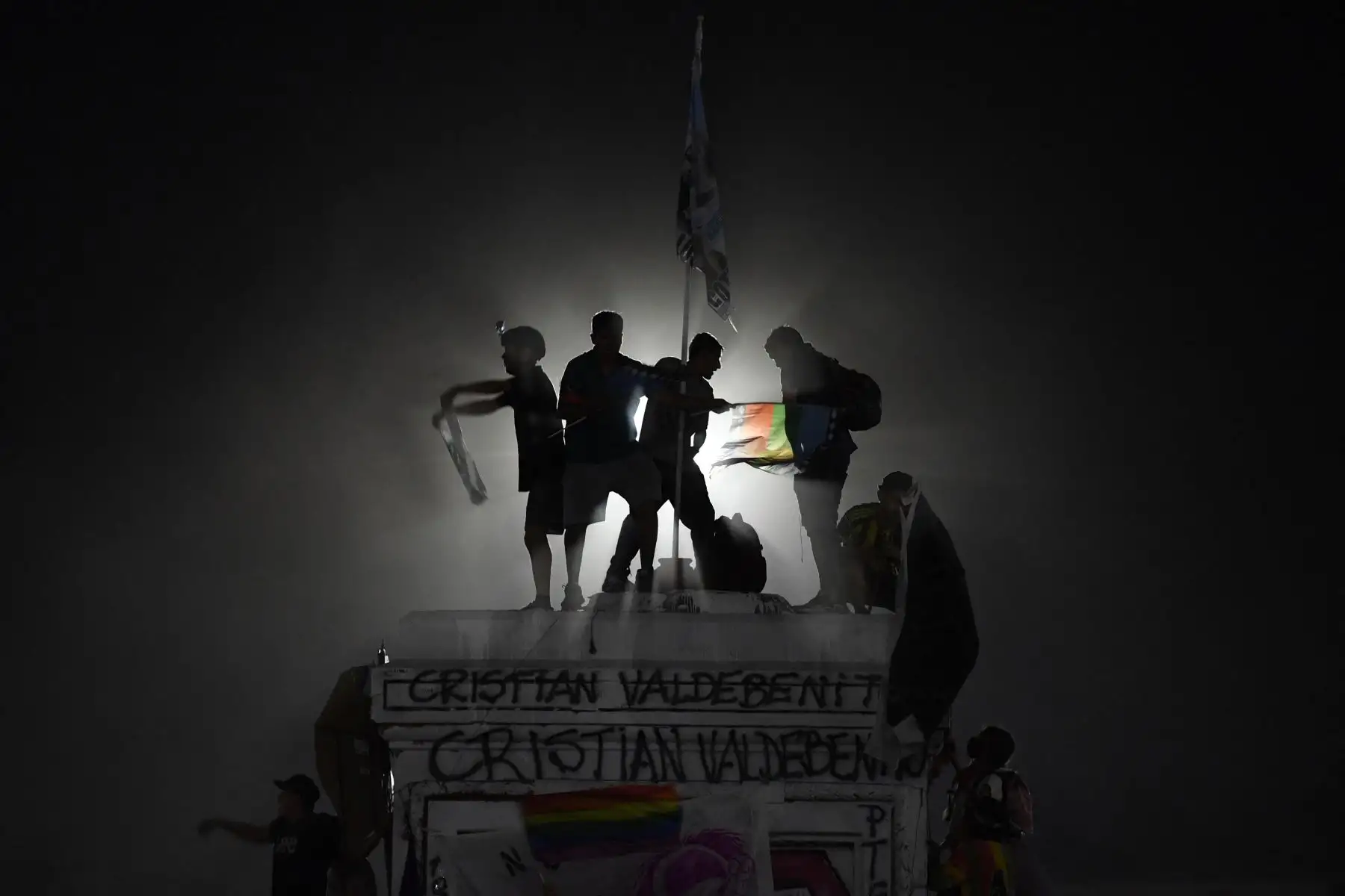 Los partidarios del presidente electo chileno Gabriel Boric celebran tras los resultados oficiales de la segunda vuelta de las elecciones presidenciales, en Santiago, el 19 de diciembre de 2021. Con más del 99 por ciento de los votos contados, el legislador izquierdista Gabriel Boric, de 35 años, se convirtió en el presidente más joven de la historia de Chile.
Foto: Andina/AFP
