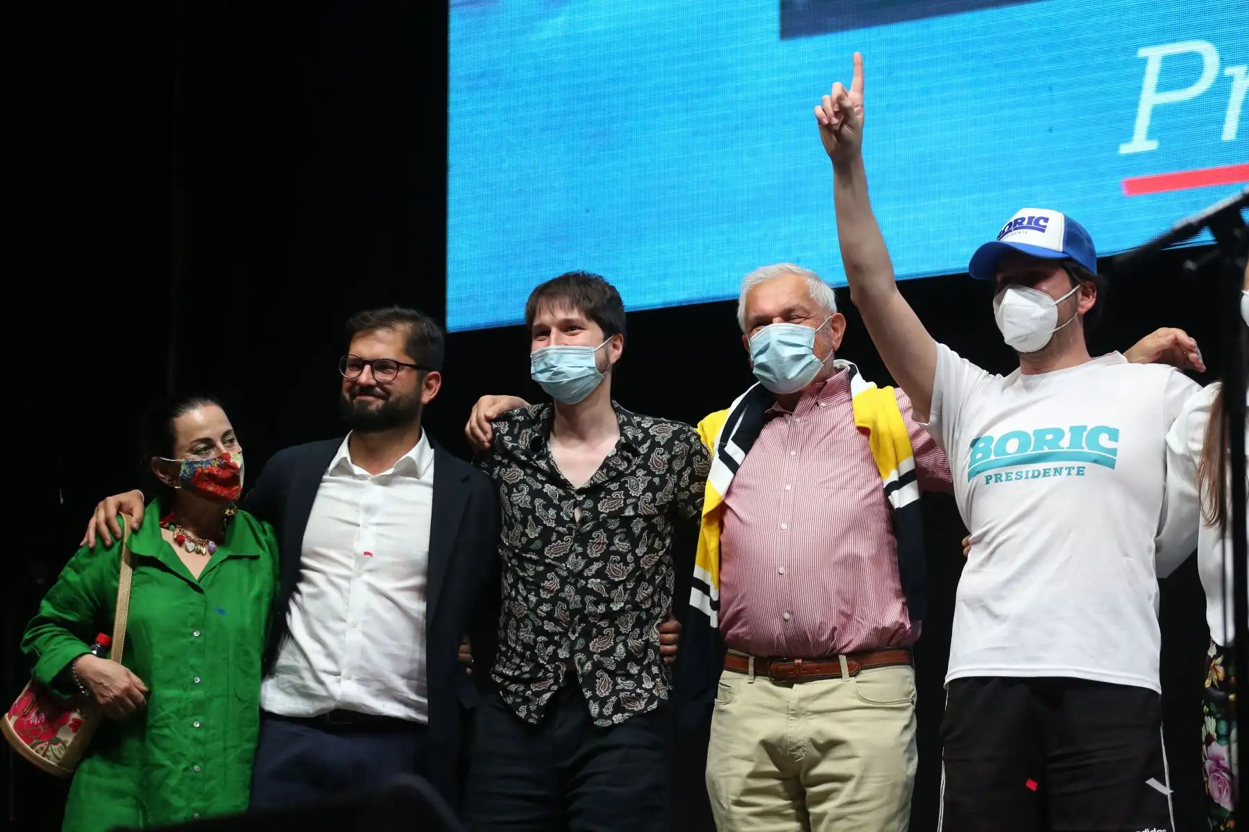 El presidente electo Gabriel Boric, junto a su familia después de su discurso a sus seguidores, hoy en Santiago (Chile). 
Foto: Andina/EFE